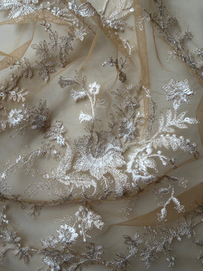 Dentelle brodée ivoire sur fond nude - EB3027