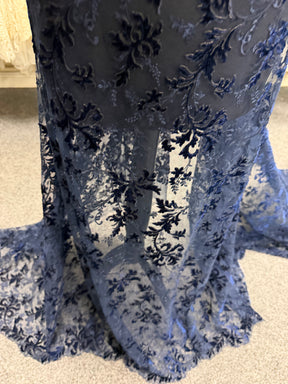 Velours marine brodé de dentelle - Madina