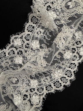 Galon de dentelle à cordonnet et perles ivoire - T680