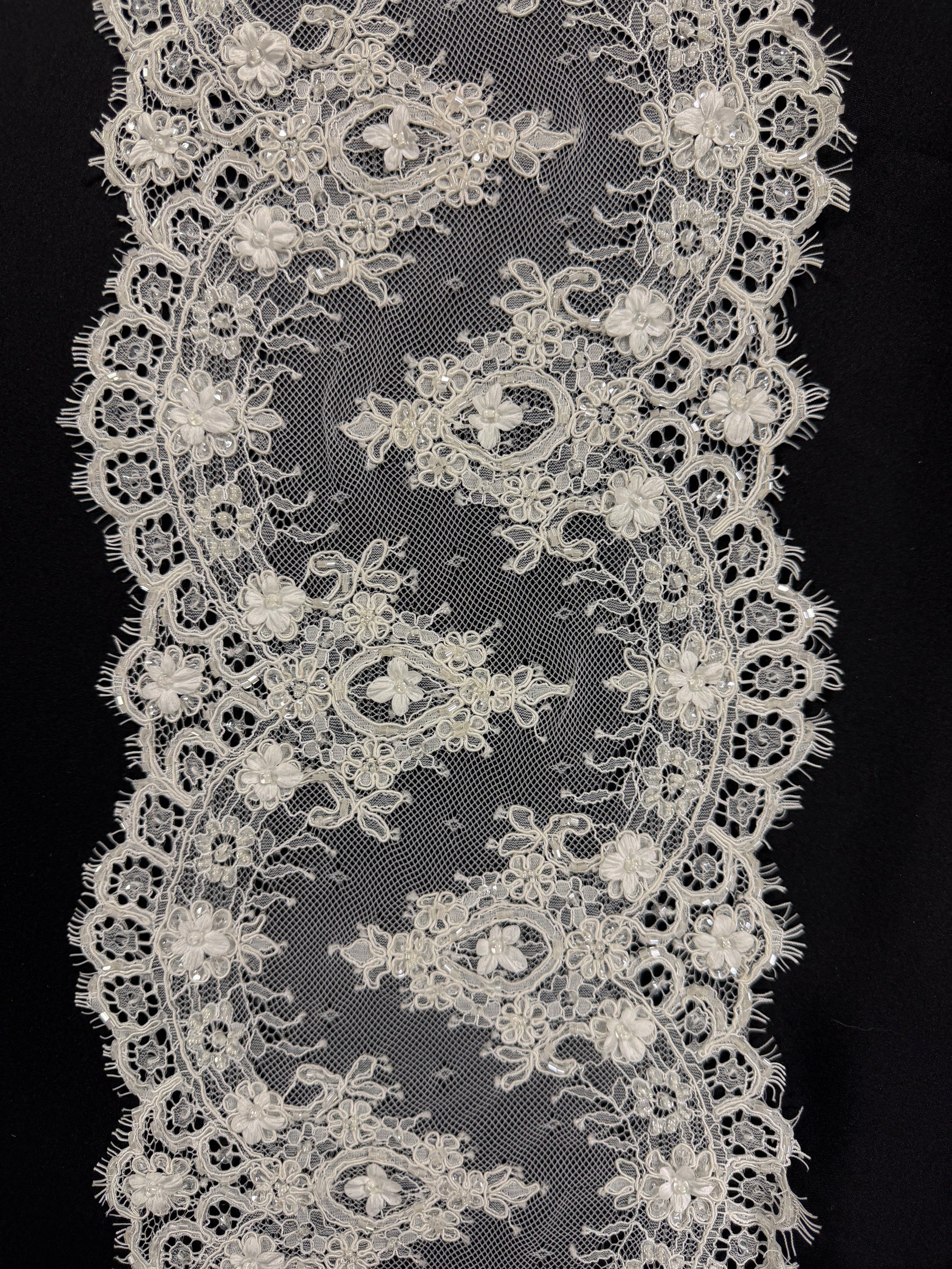 Galon de dentelle à cordonnet et perles ivoire - T680