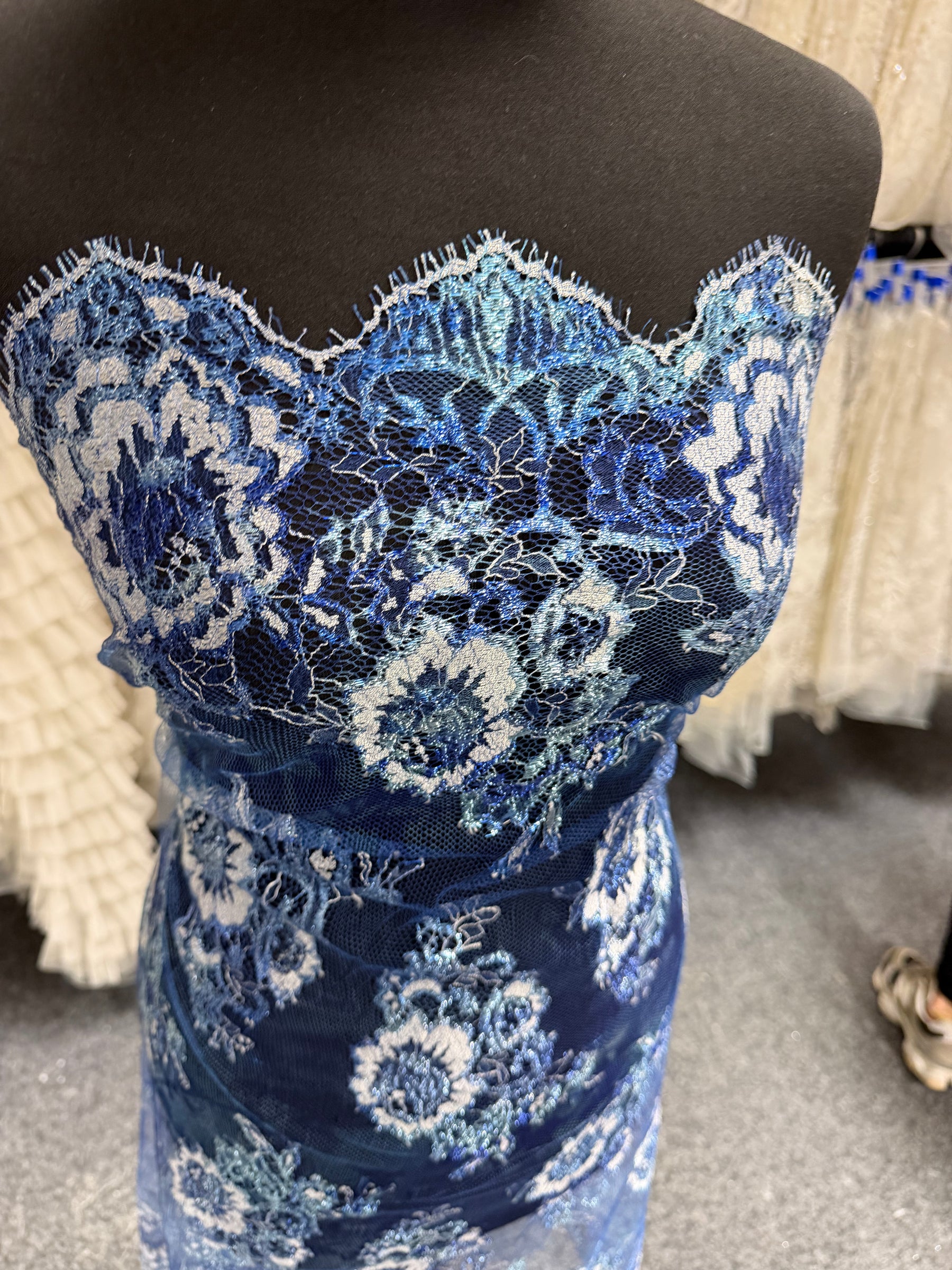 Dentelle Chantilly imprimée bleue - P191
