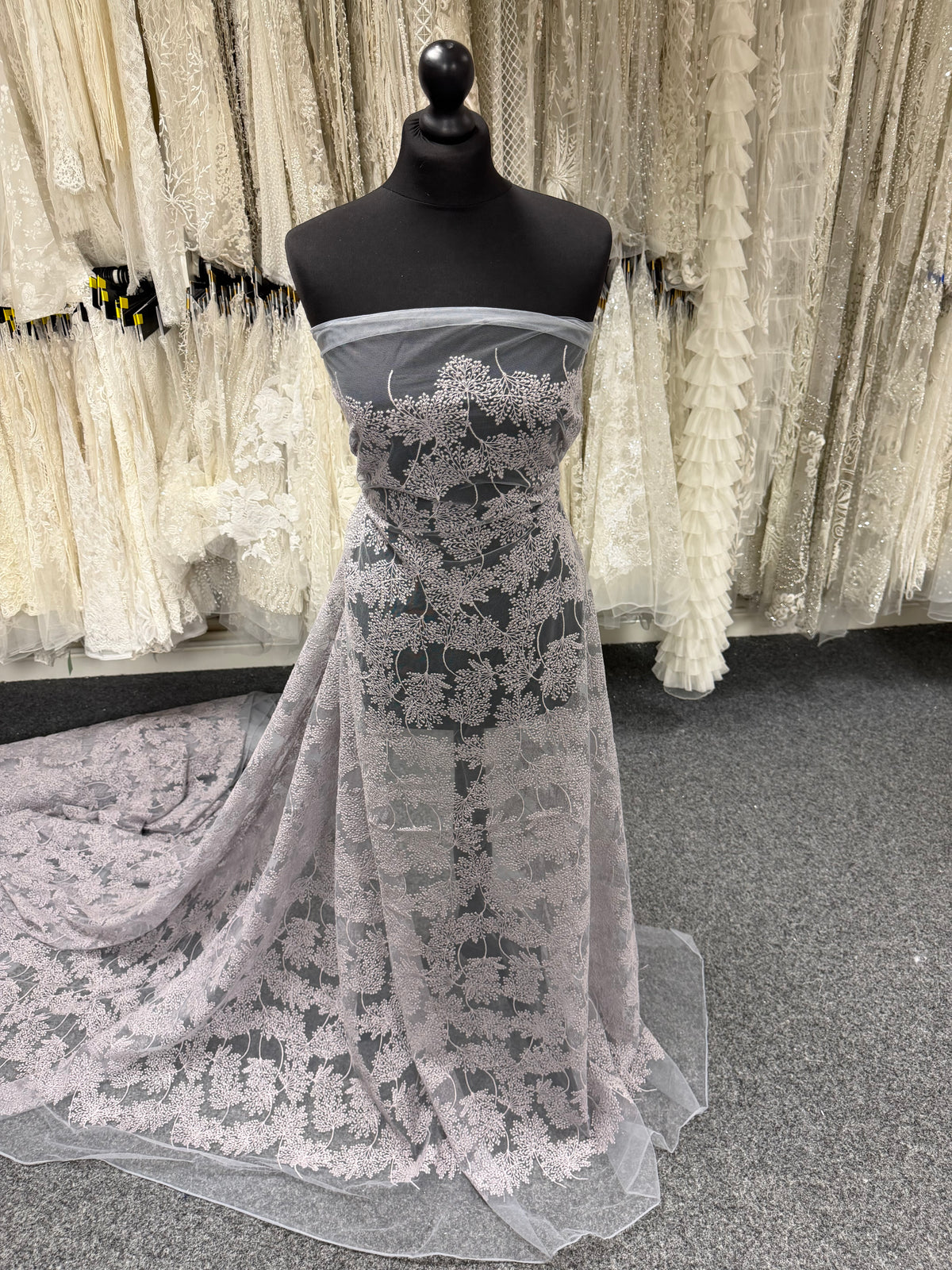 Dentelle brodée à motifs floraux lavande - EB5037