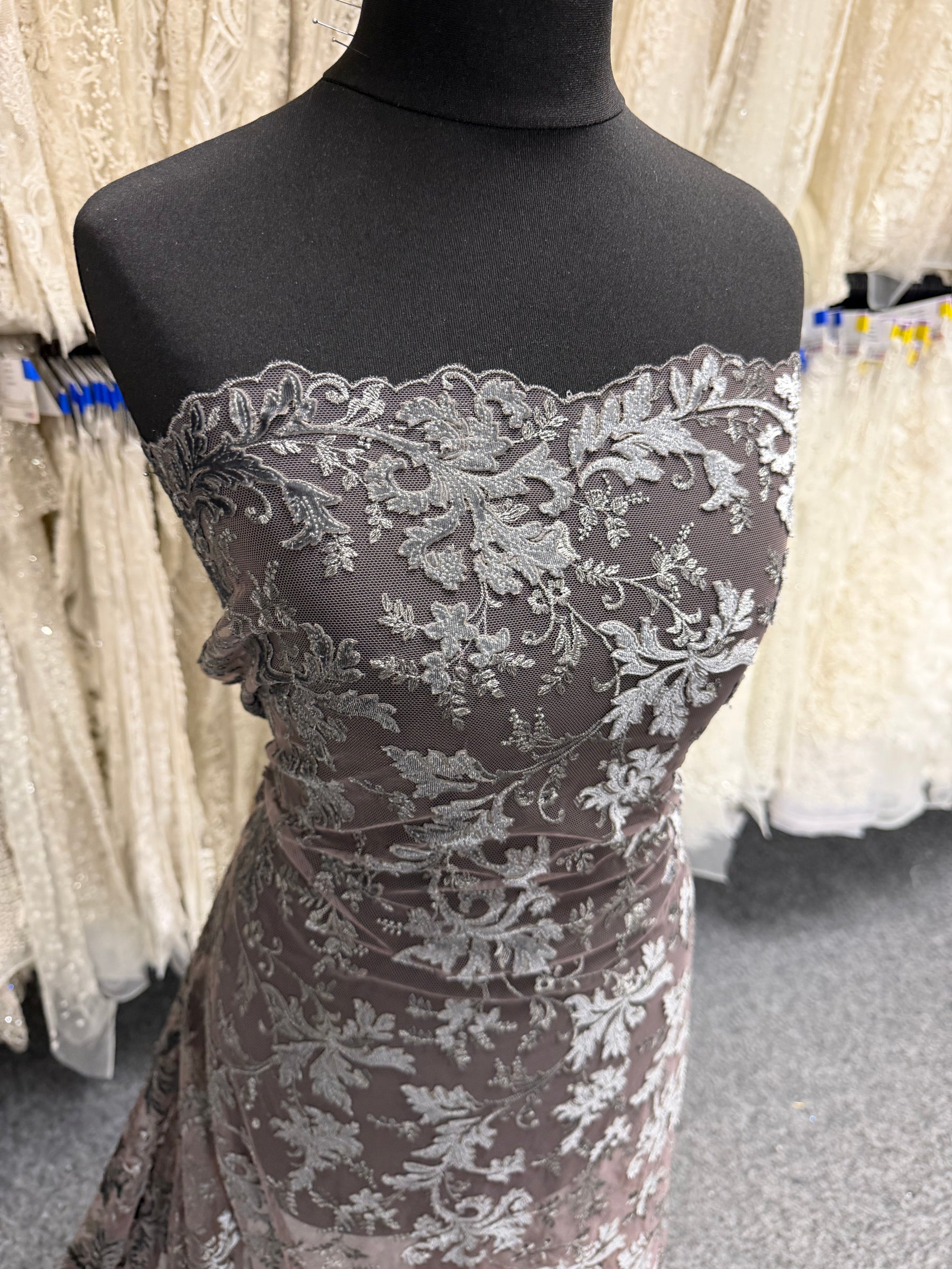 Dentelle brodée en velours gris - Madina