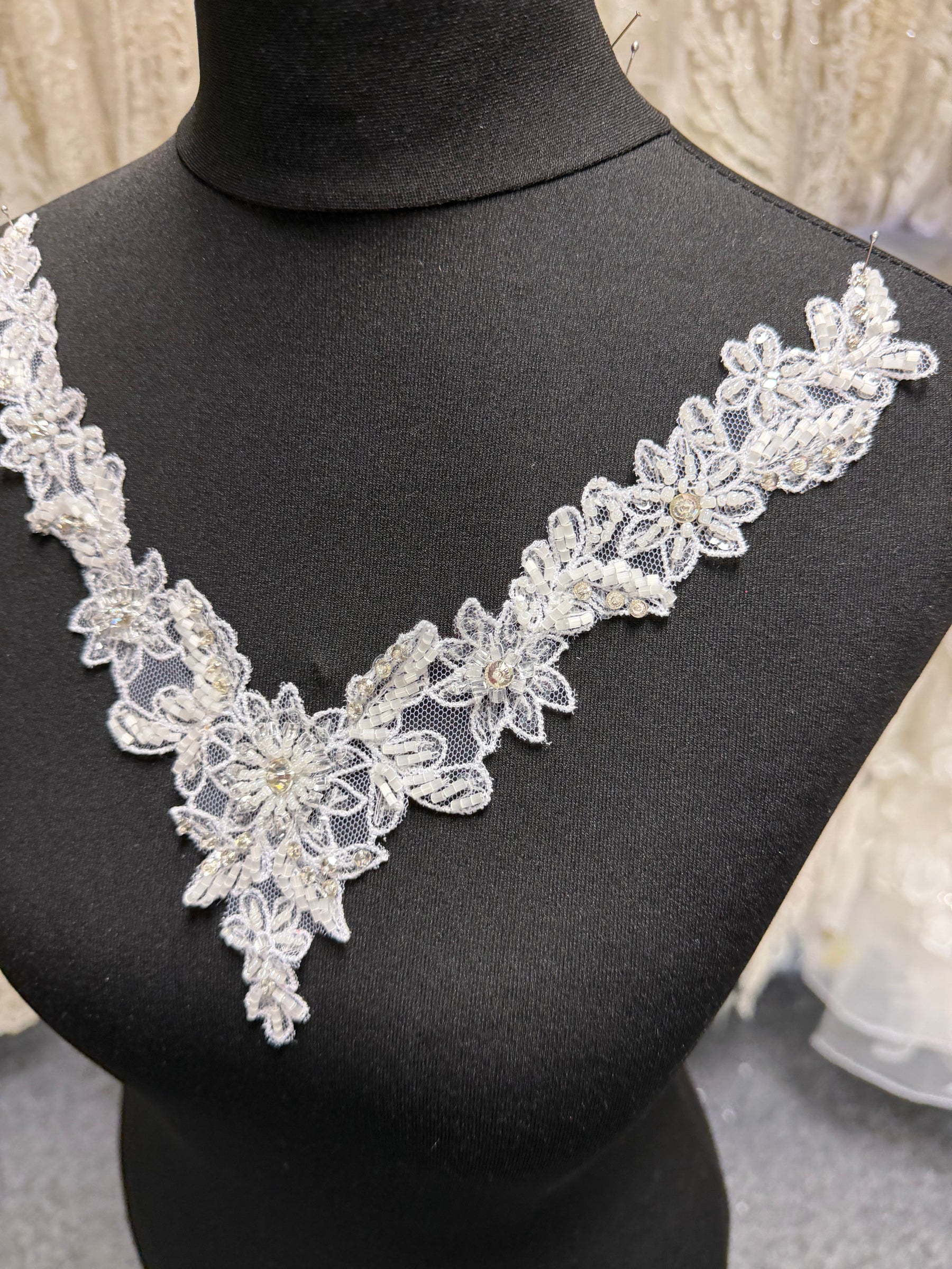 Applique perlée blanche - T587