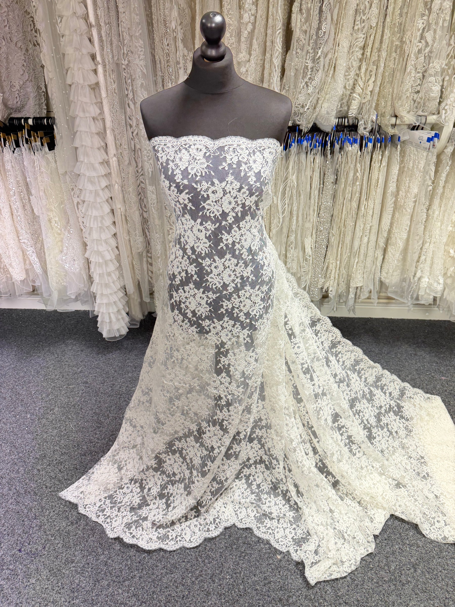Dentelle Chantilly ivoire à cordon – Zetina