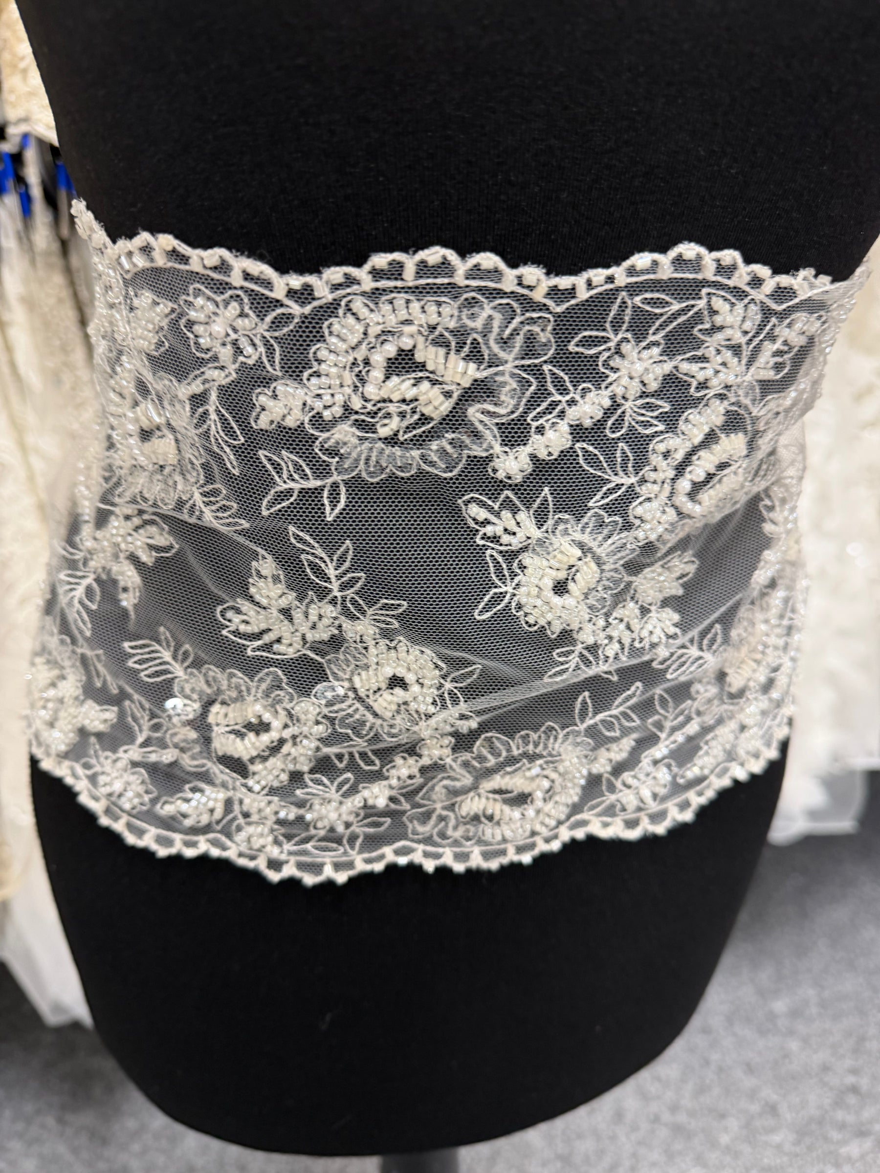 Bordure en dentelle ornée de perles et de sequins ivoire - T277