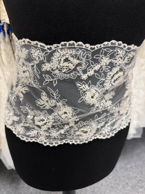 Bordure en dentelle ornée de perles et de sequins ivoire - T277