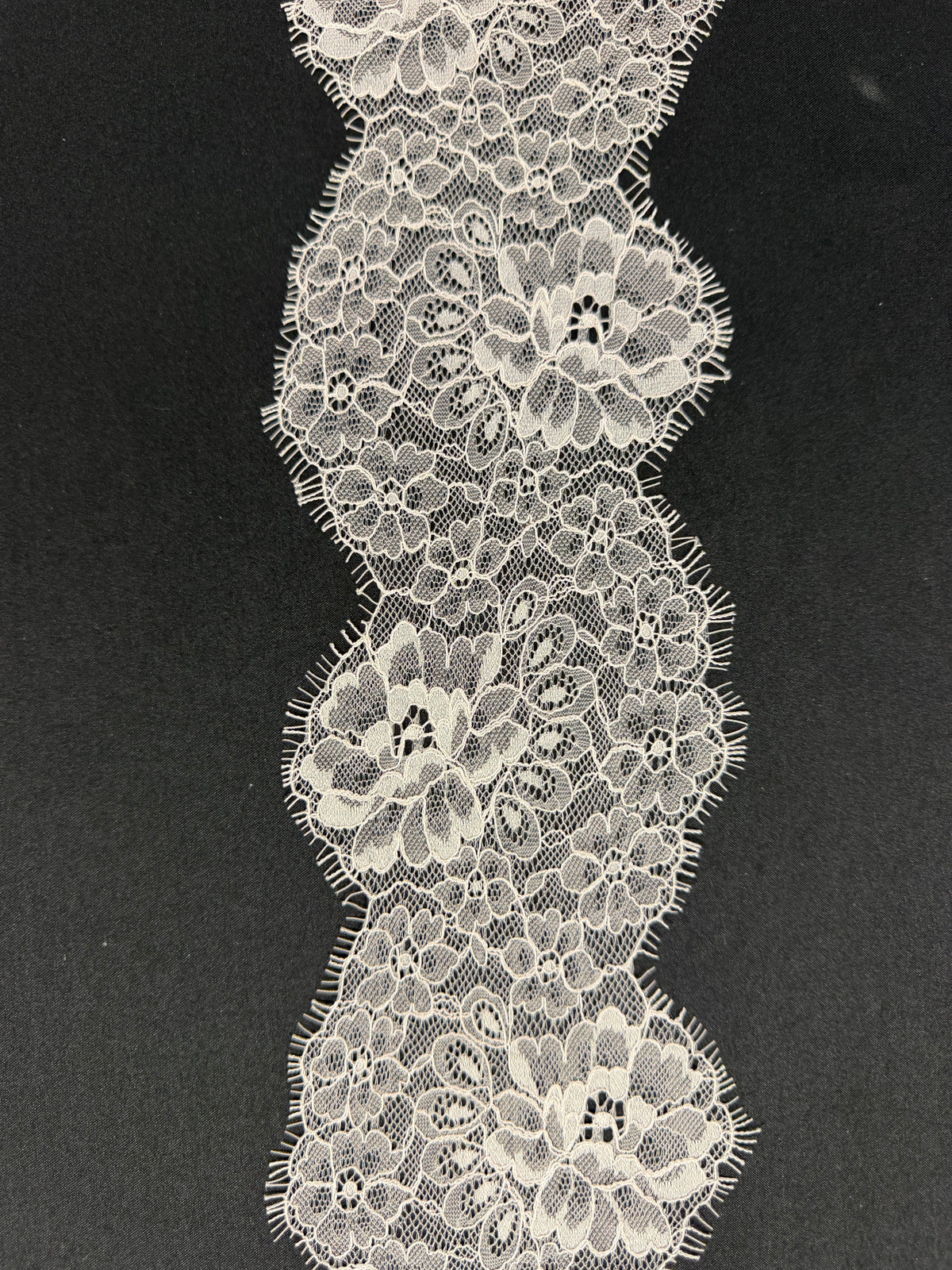 Garniture en dentelle Raschel ivoire - T645