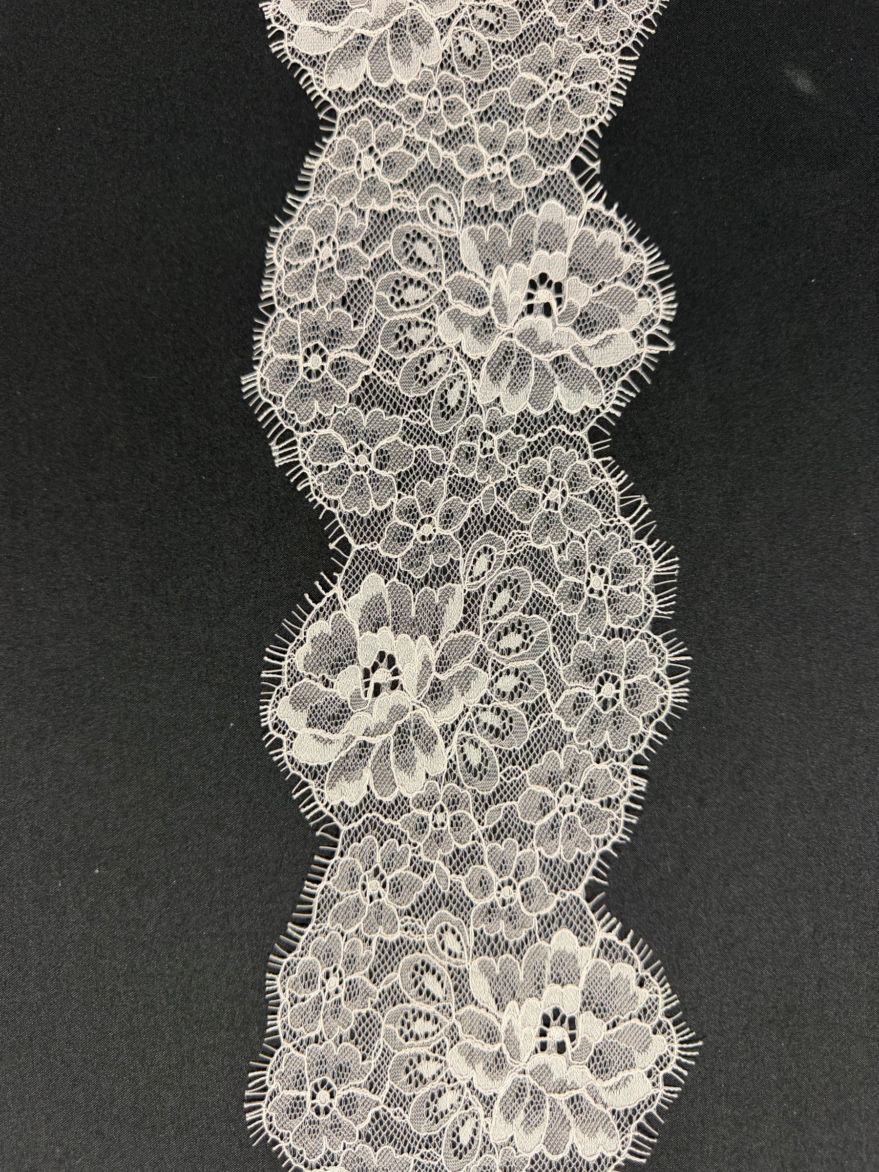 Dusky Rose Raschel Lace Trim - T645