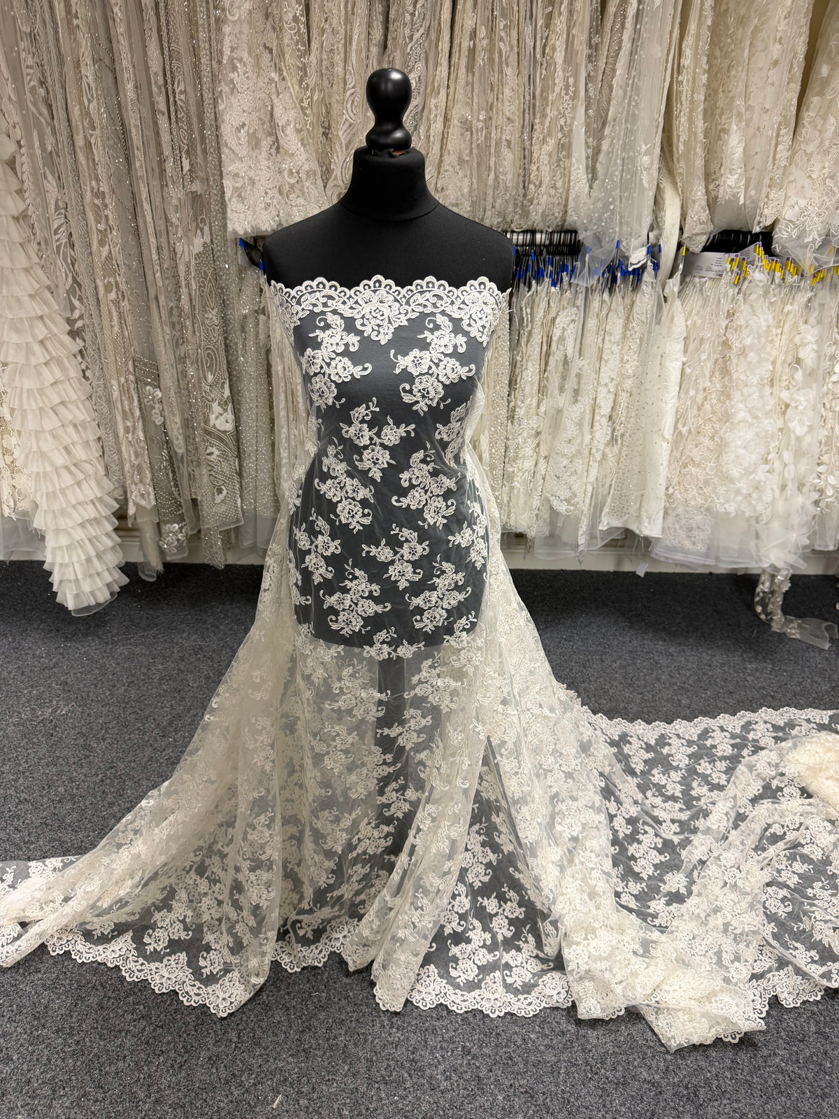Dentelle de mariage ivoire cordée - P449