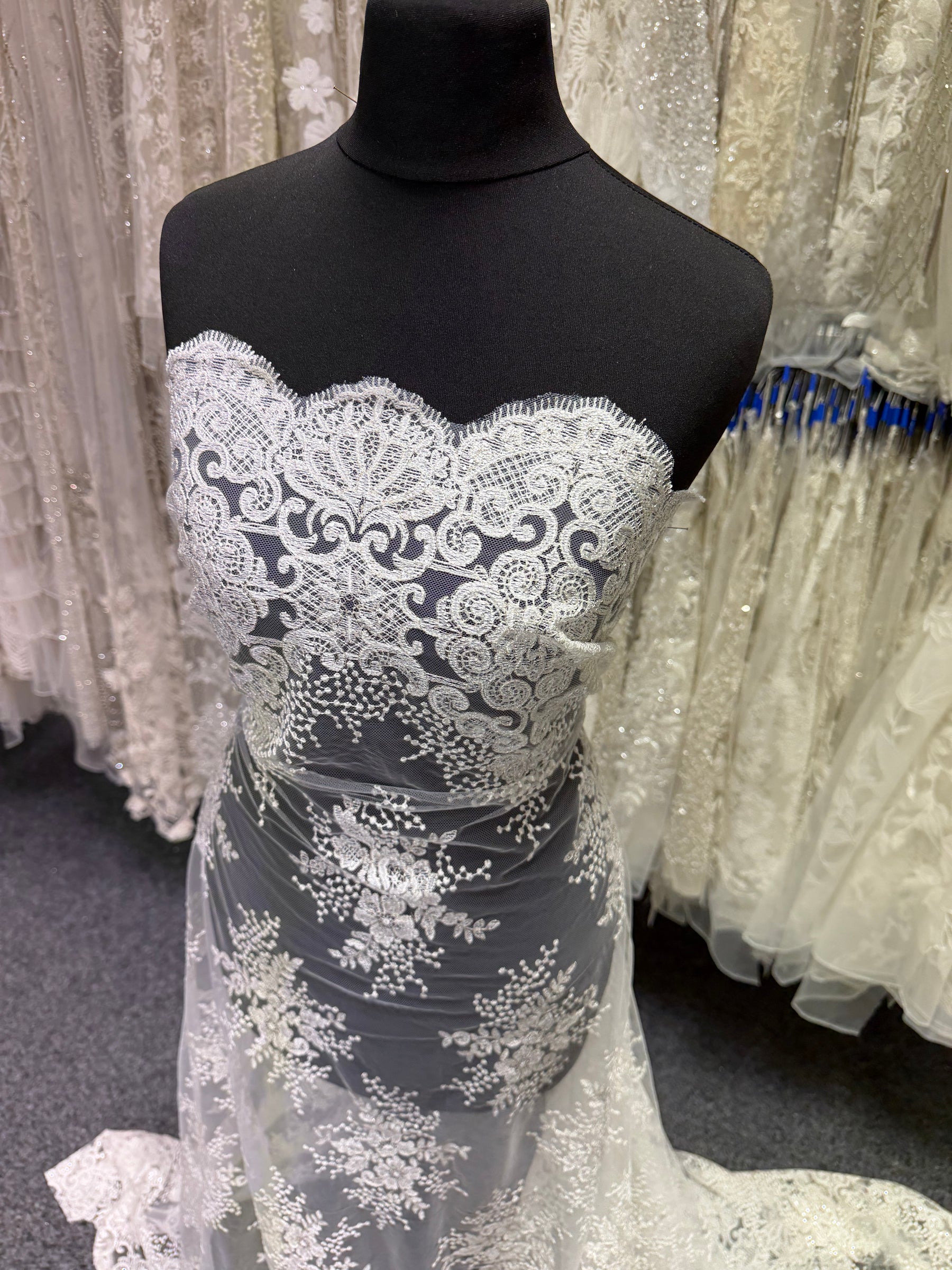 Dentelle brodée de sequins ivoire - EB3034