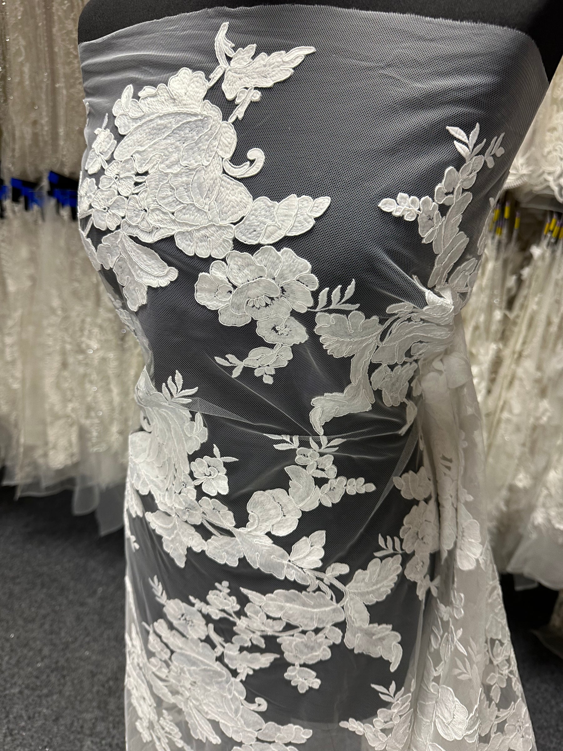 Dentelle cordée ivoire - Potins