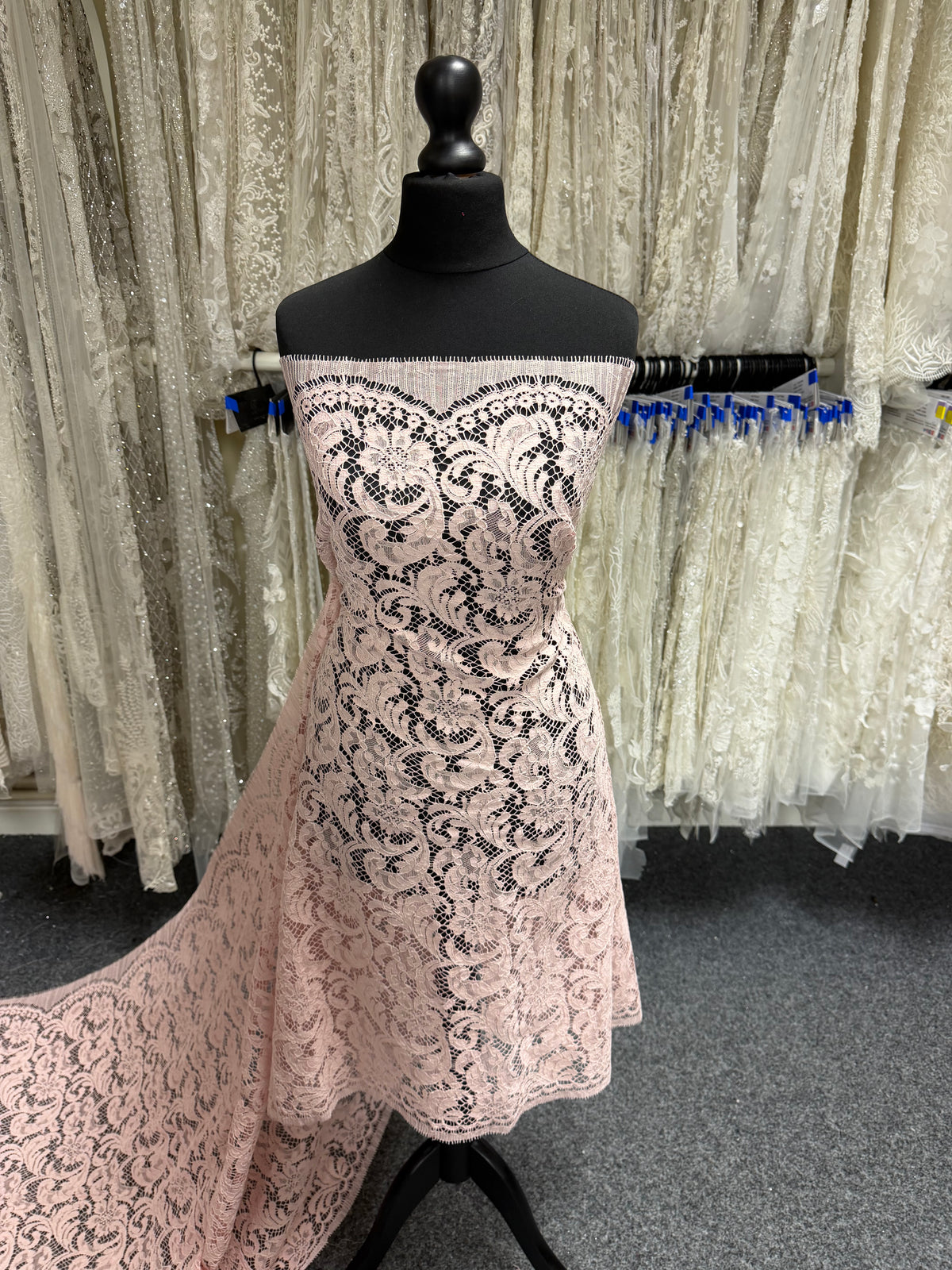 Dentelle Chantilly Rose - P244
