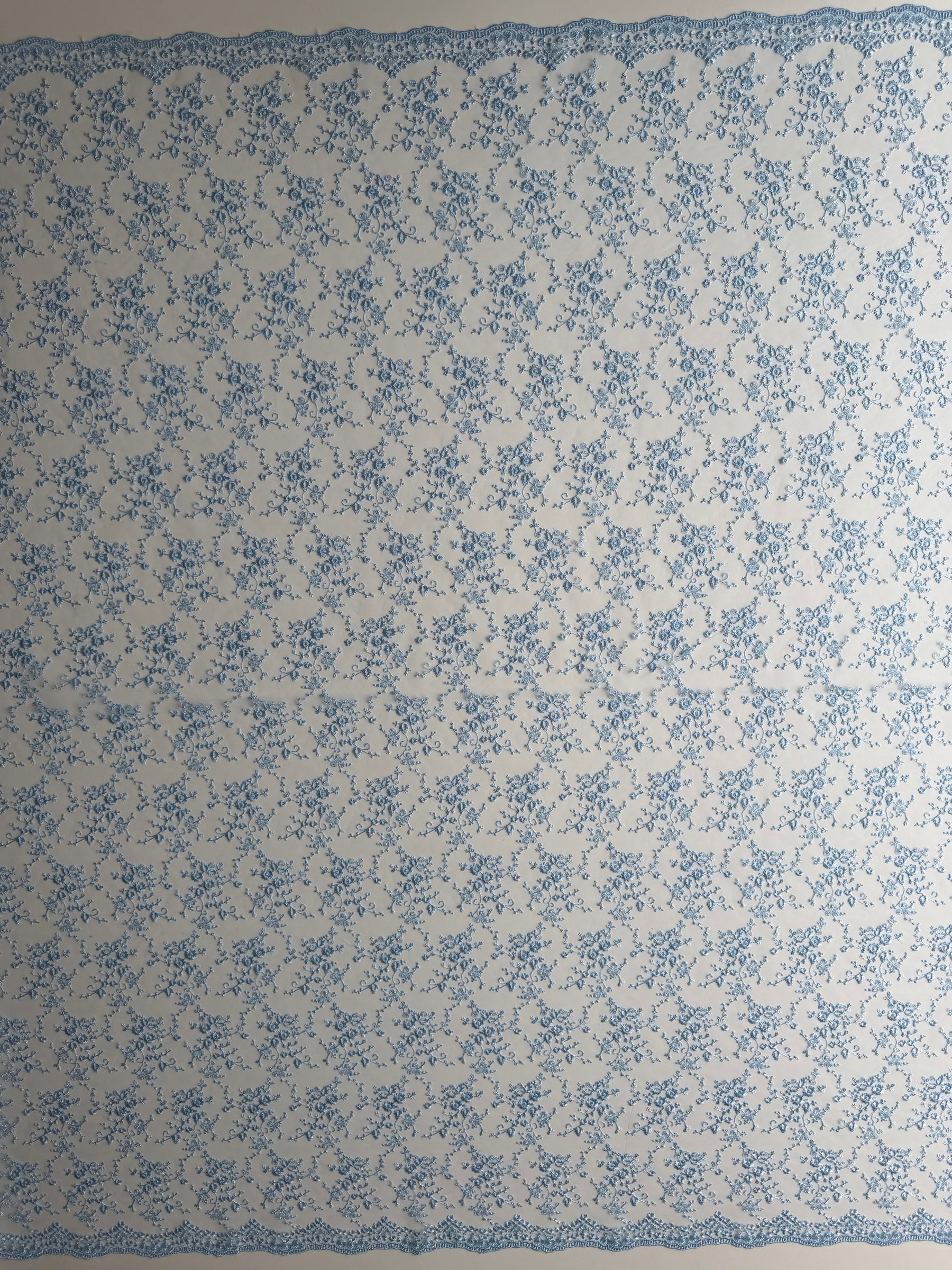 Dentelle brodée bleu ciel - P615