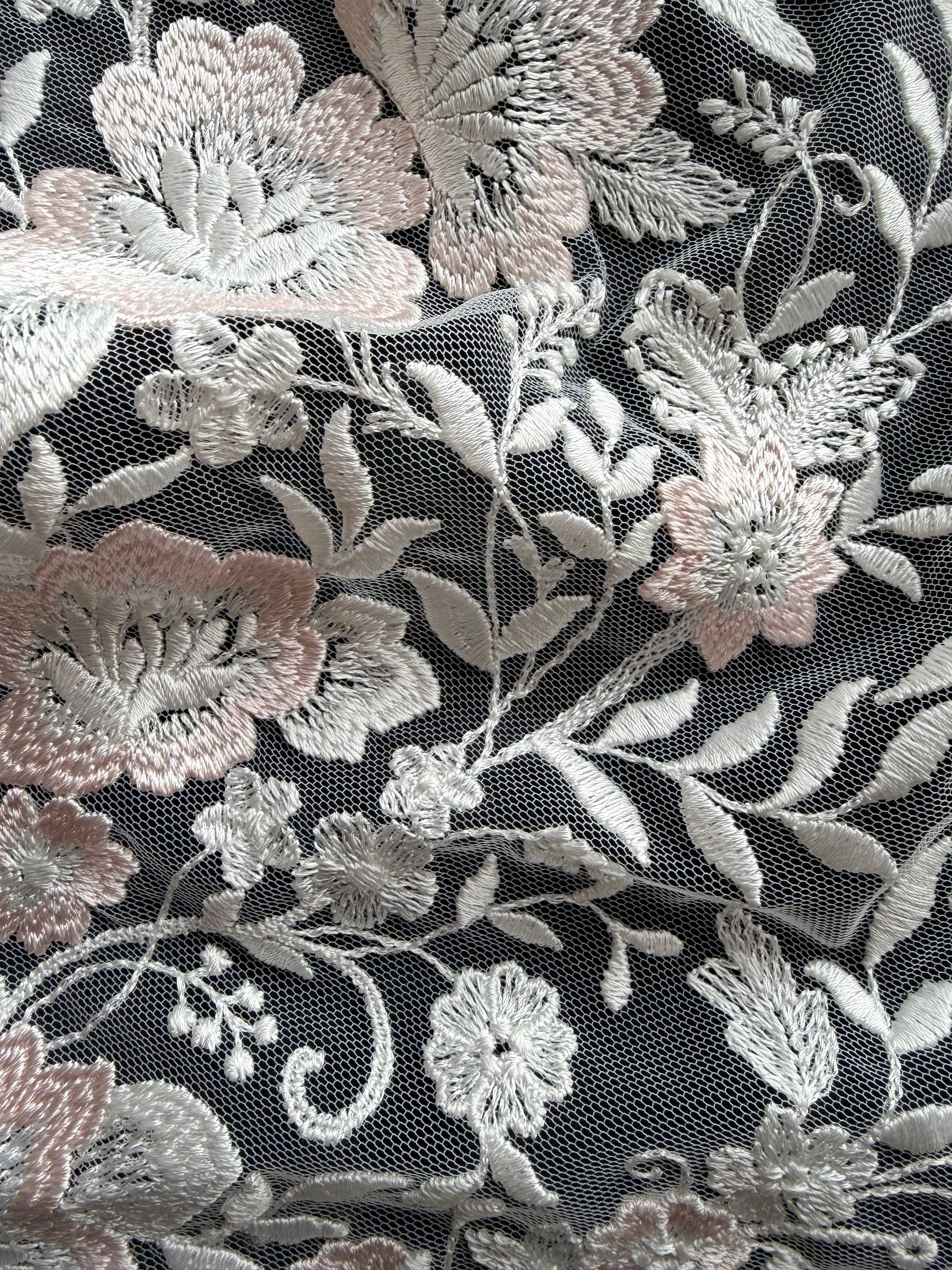 Dentelle brodée ivoire et rose - EB5032