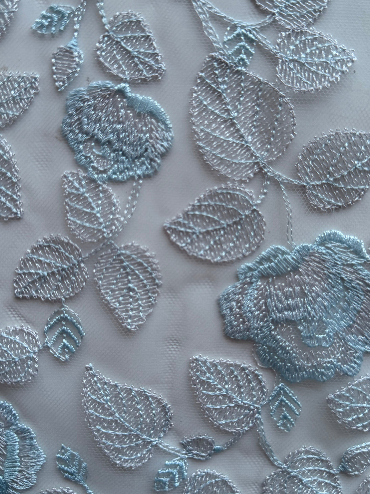 Dentelle brodée argent et bleu - EB5042