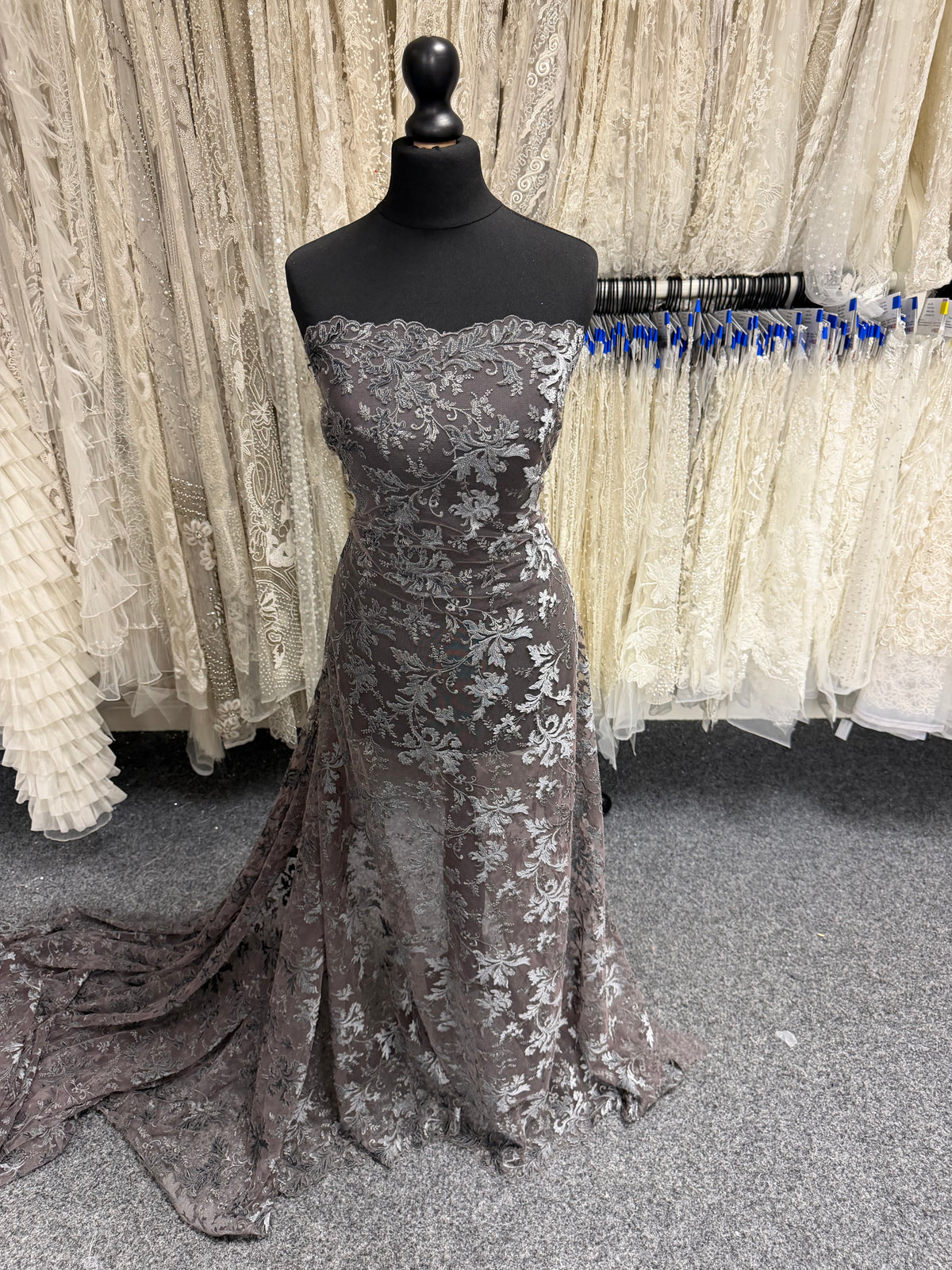 Dentelle brodée en velours gris - Madina