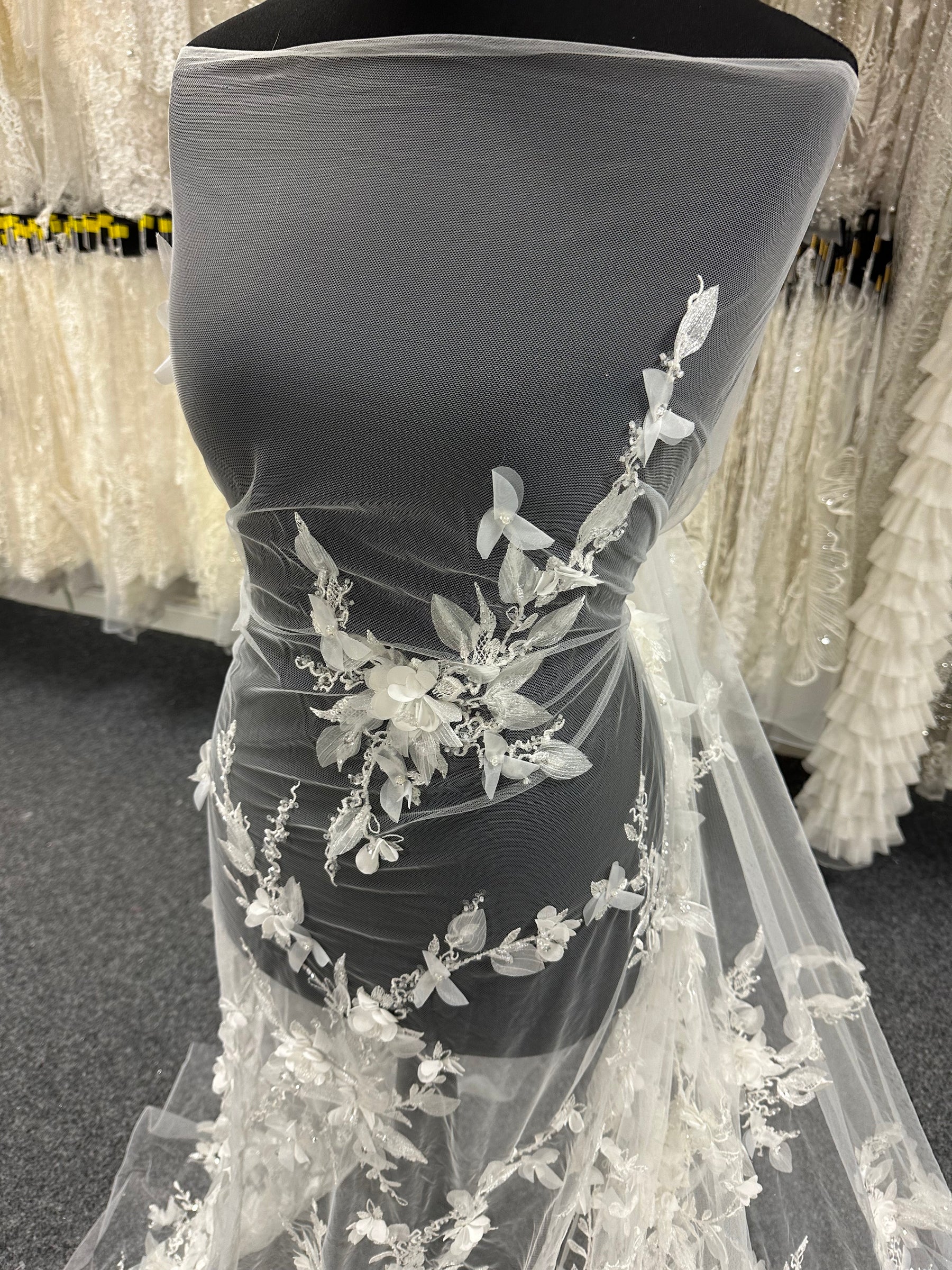 Dentelle florale 3D ivoire - Octobre