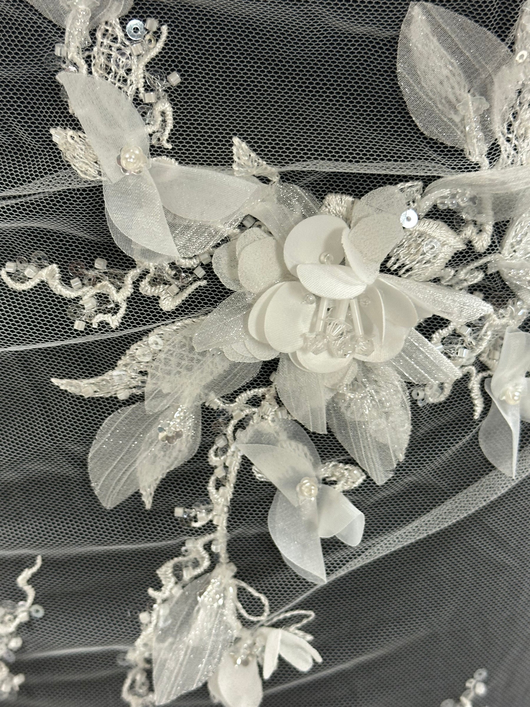 Dentelle florale 3D ivoire - Octobre