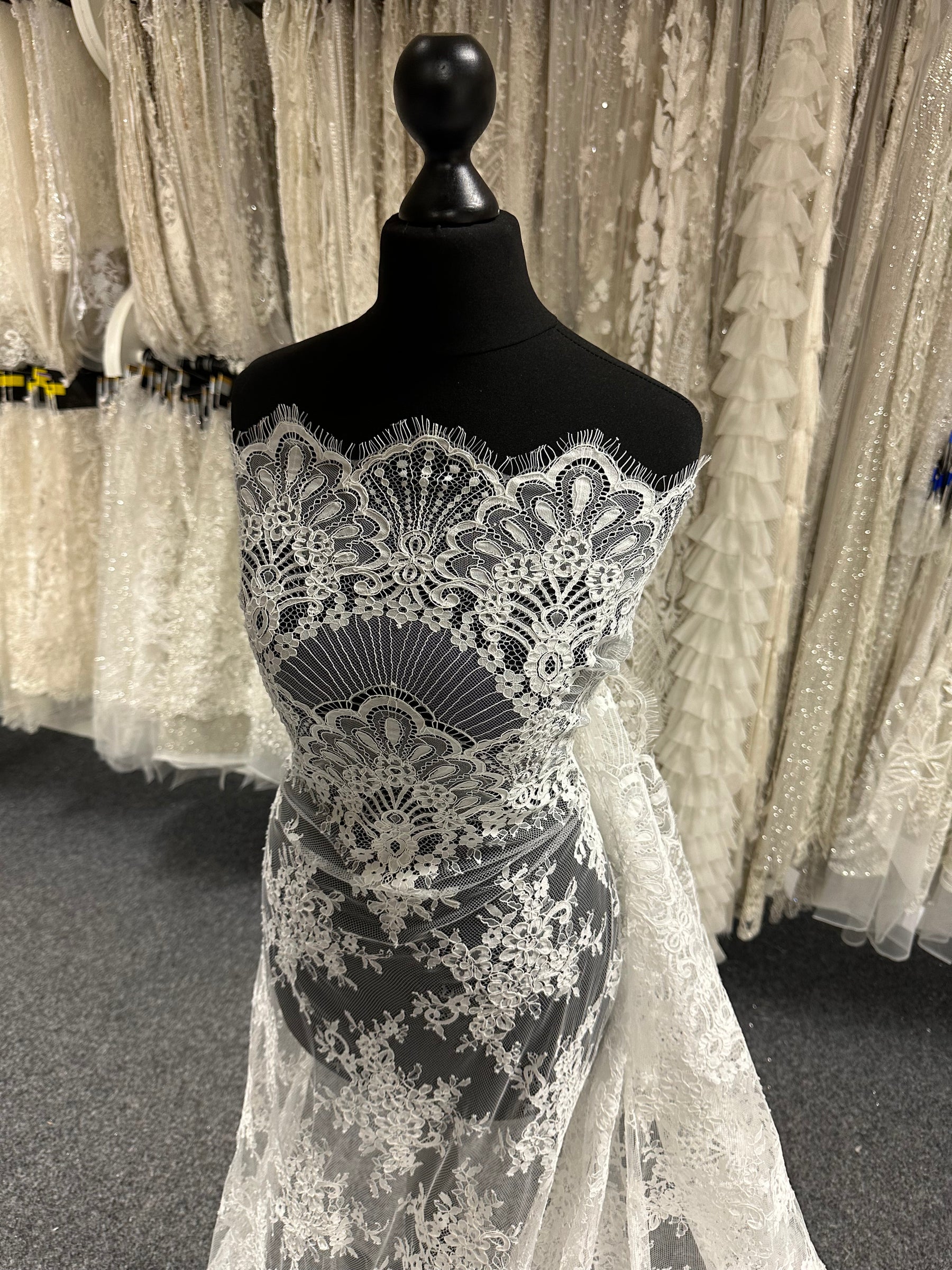 Dentelle florale ivoire à cordon – Faraday