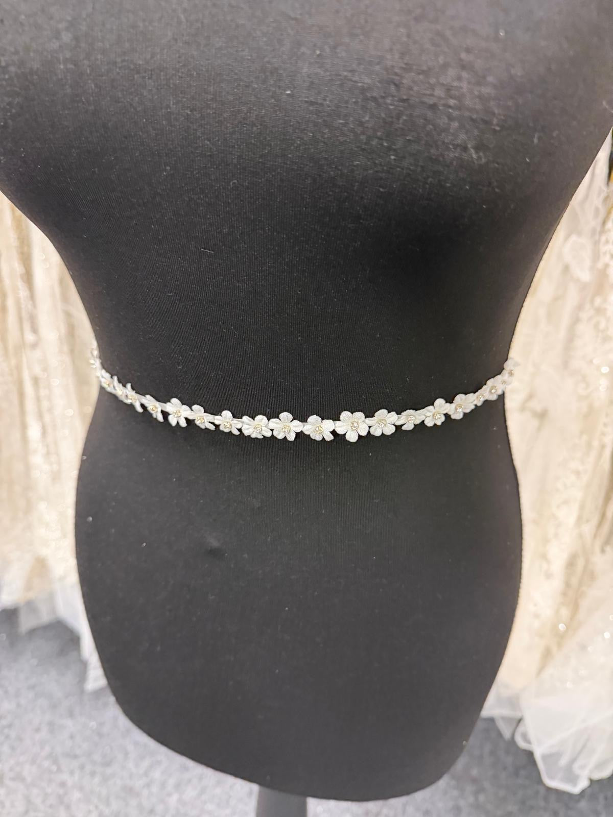 Fleur en georgette 3D ivoire avec bordure en cristal - EH1020