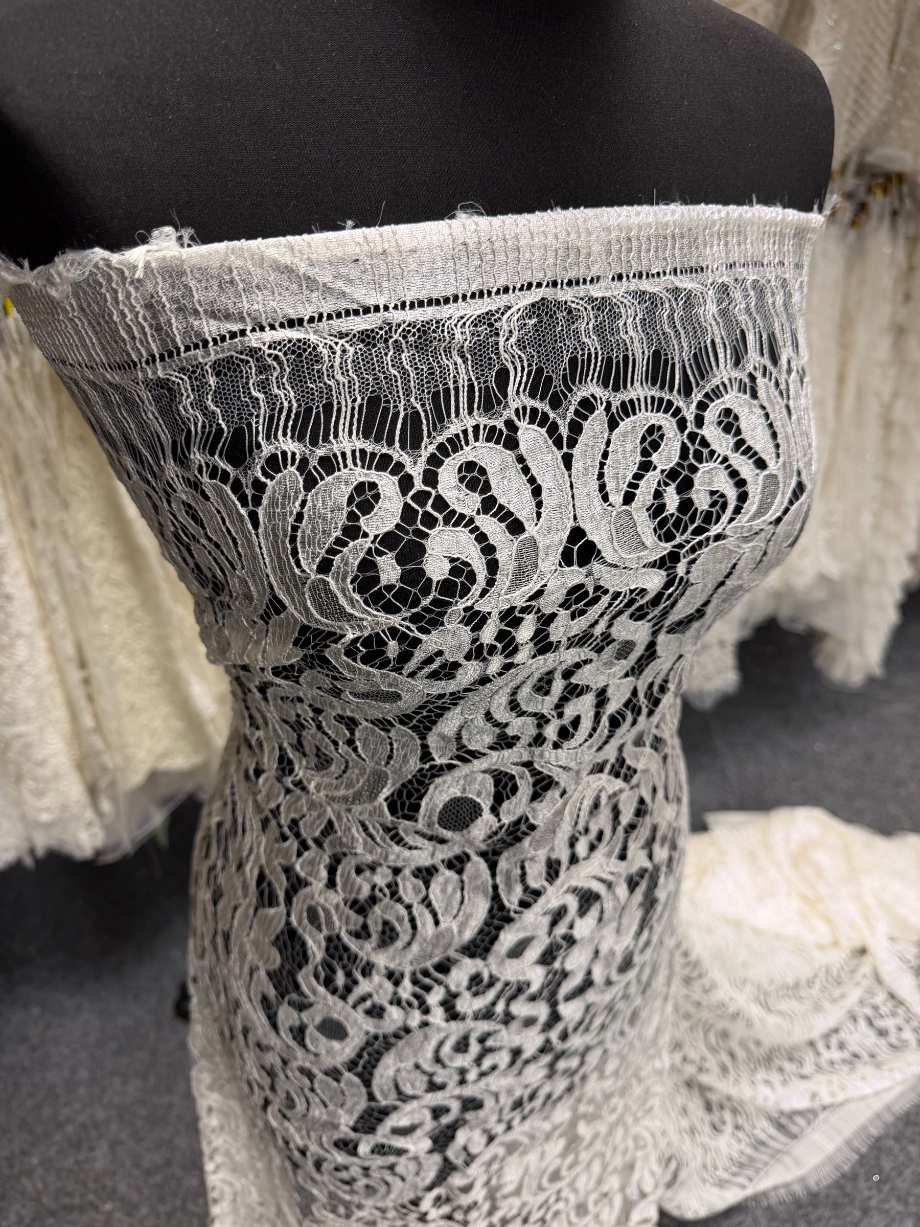 Dentelle italienne ivoire - P883