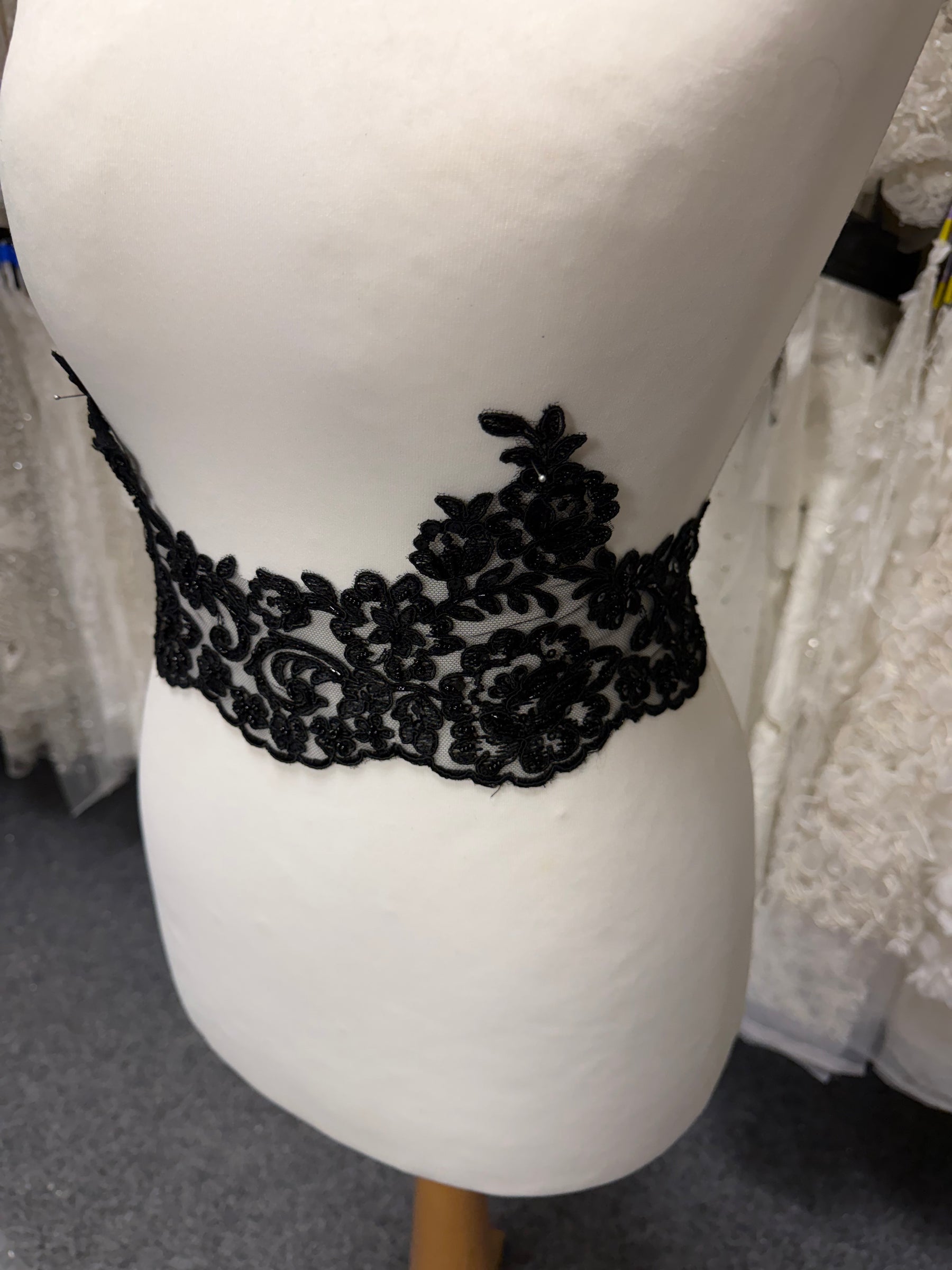 Bordure en dentelle perlée noire - T226