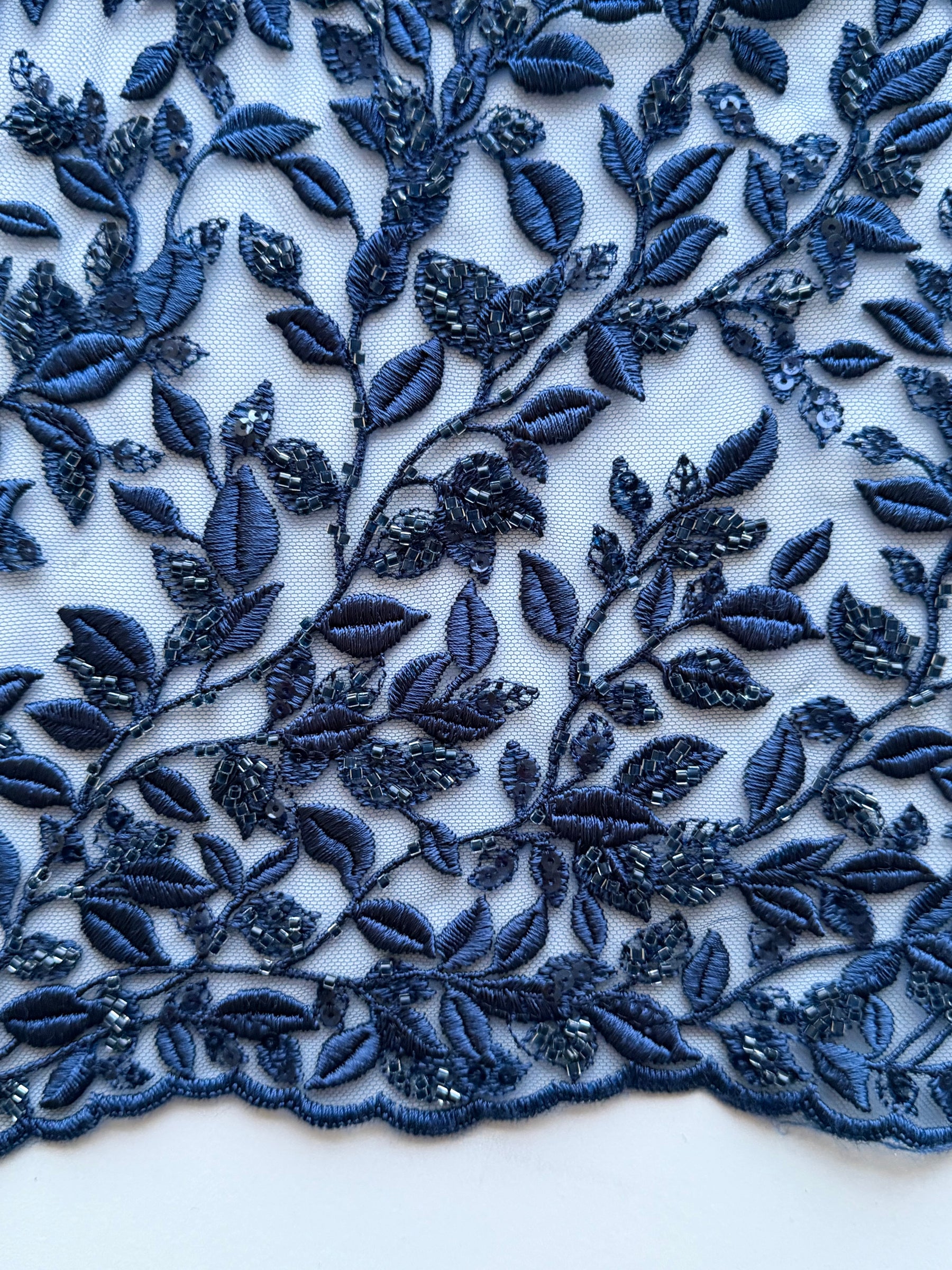 Tulle bleu marine brodé de perles - EB1058
