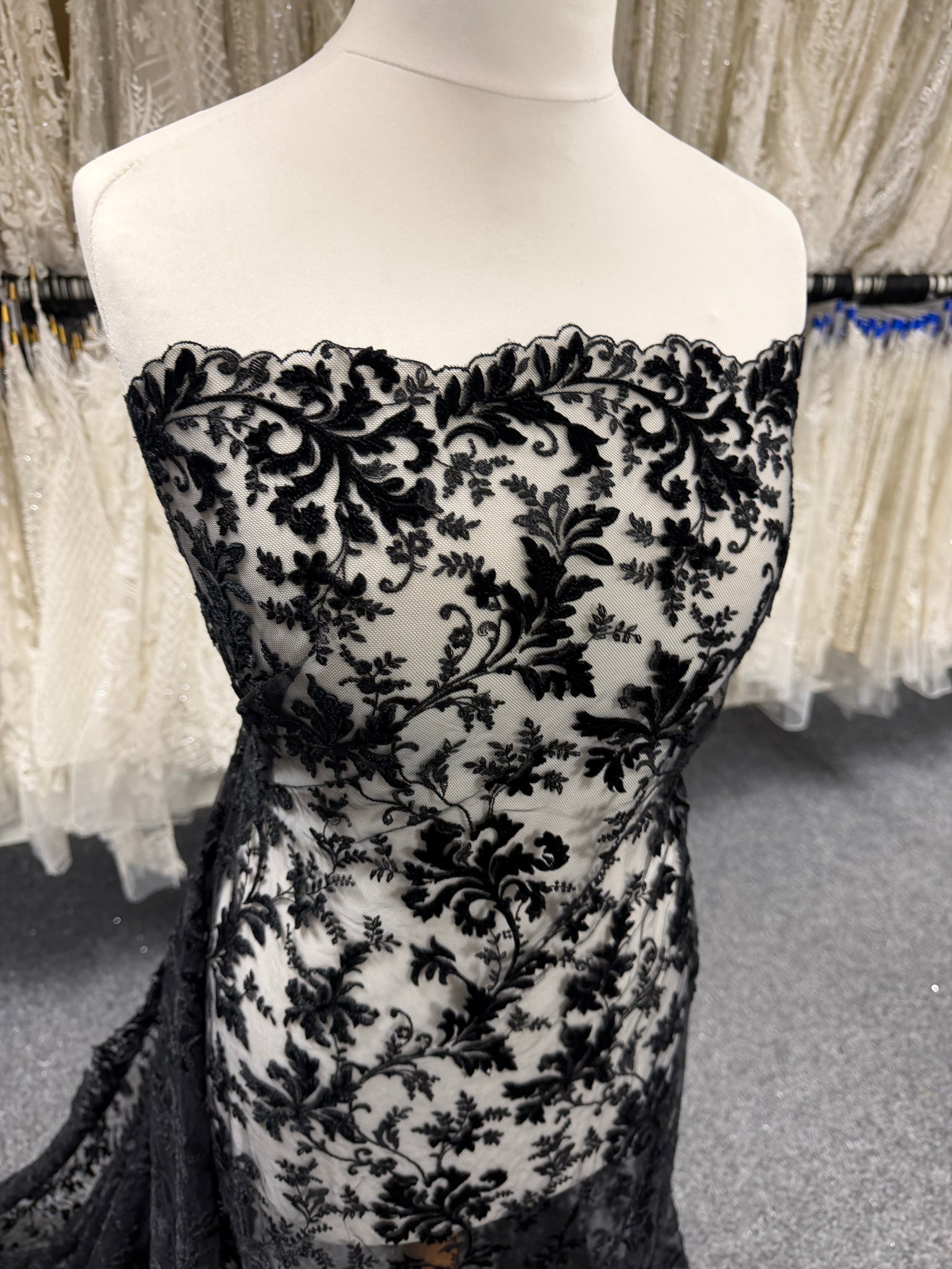 Dentelle brodée velours noir - Madina