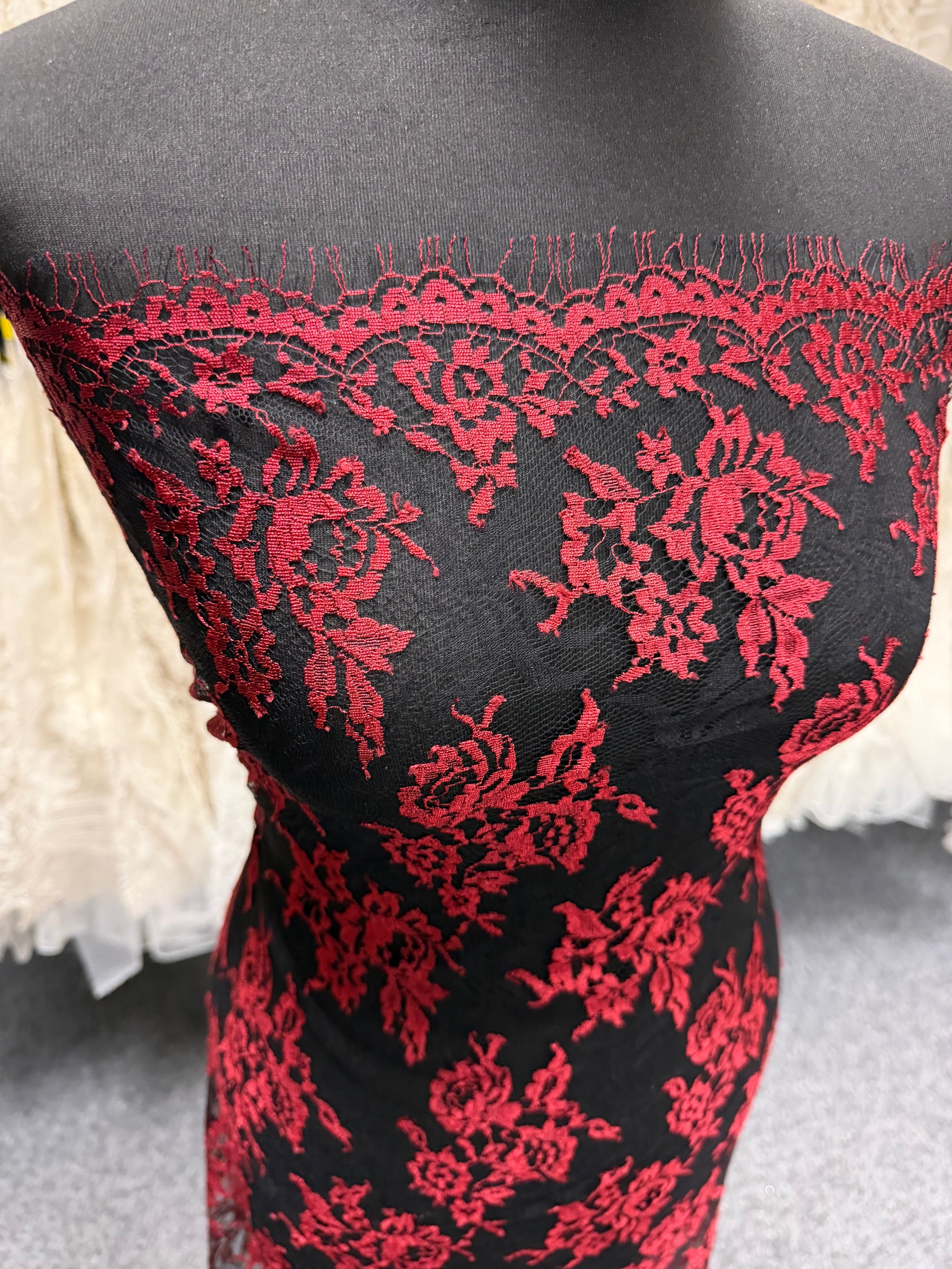 Dentelle Chantilly lie-de-vin et noire - P176