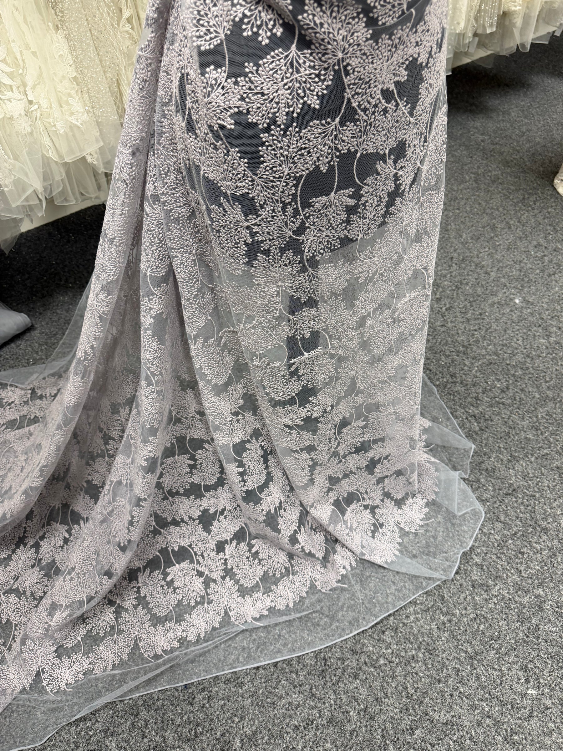 Dentelle brodée à motifs floraux lavande - EB5037