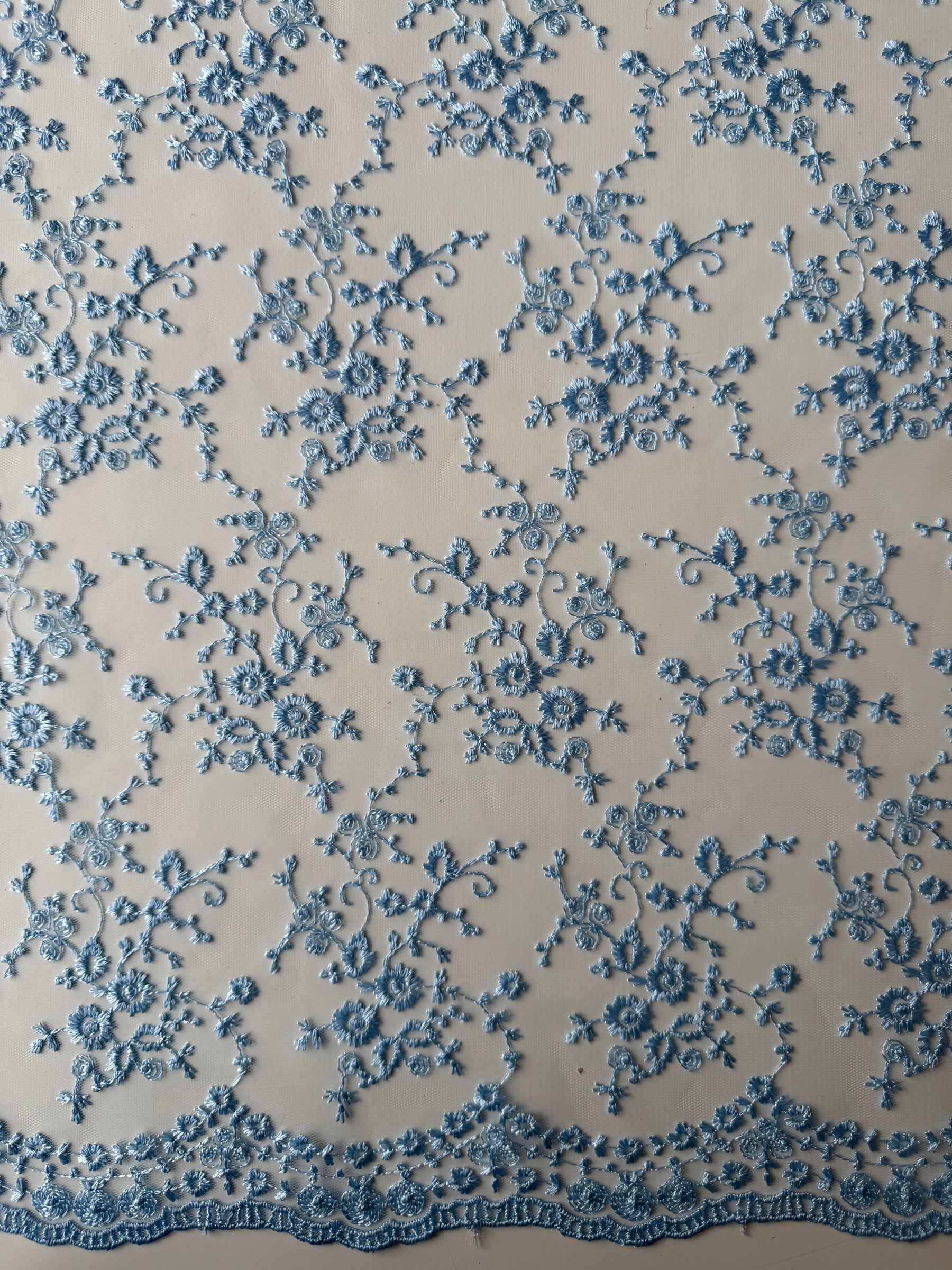 Dentelle brodée bleu ciel - P615