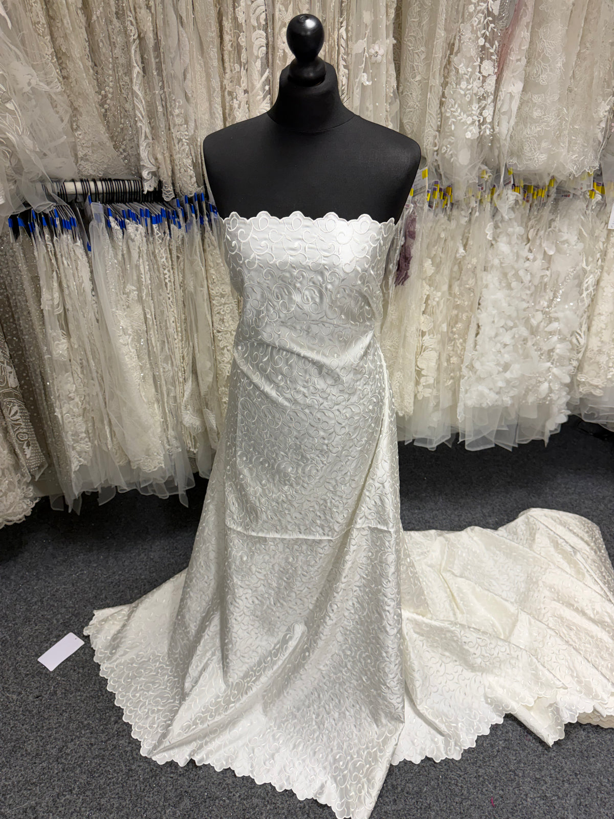 Satin Duchesse brodé ivoire - P476