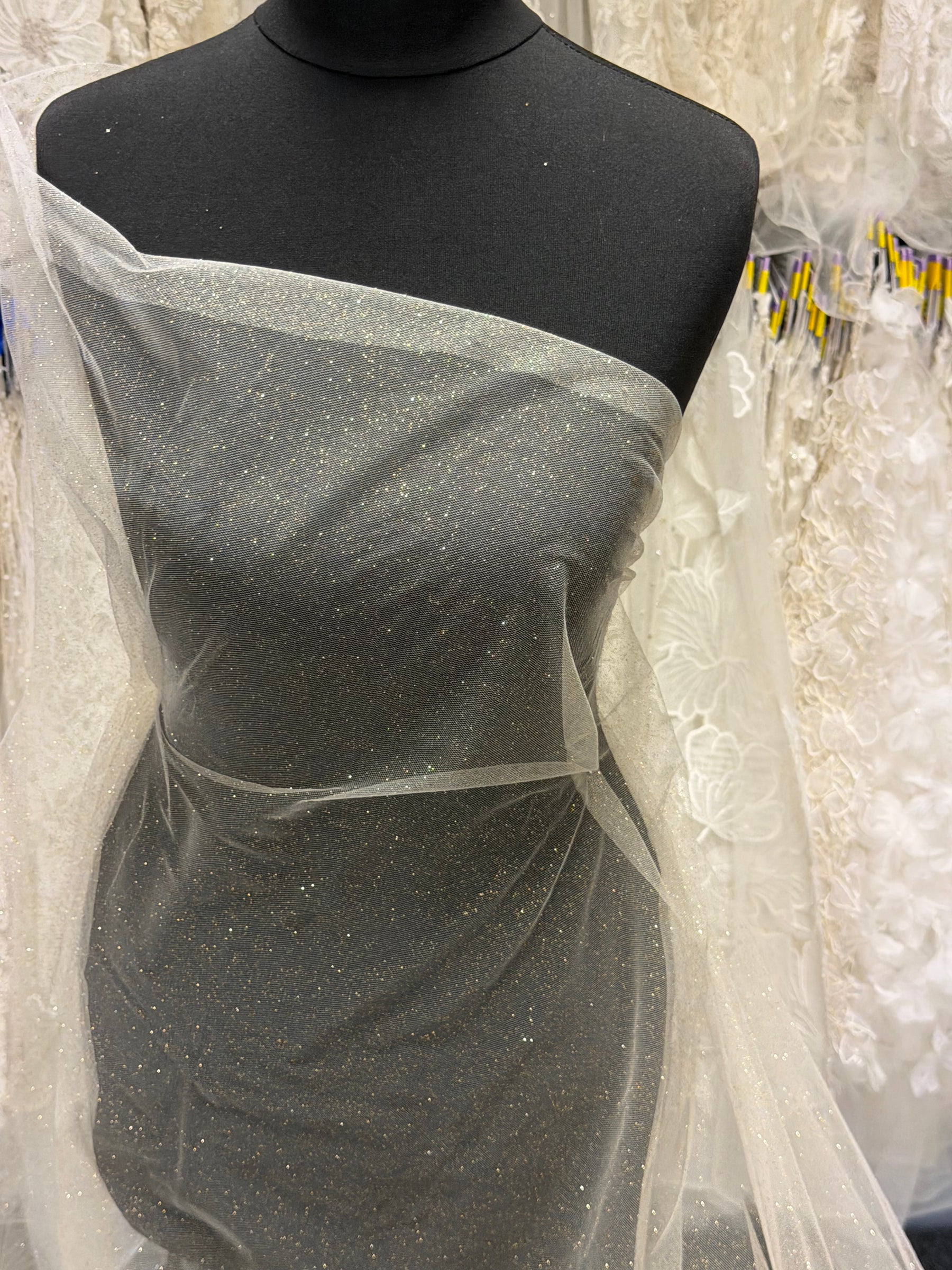 Tulle ivoire à paillettes dorées - P15