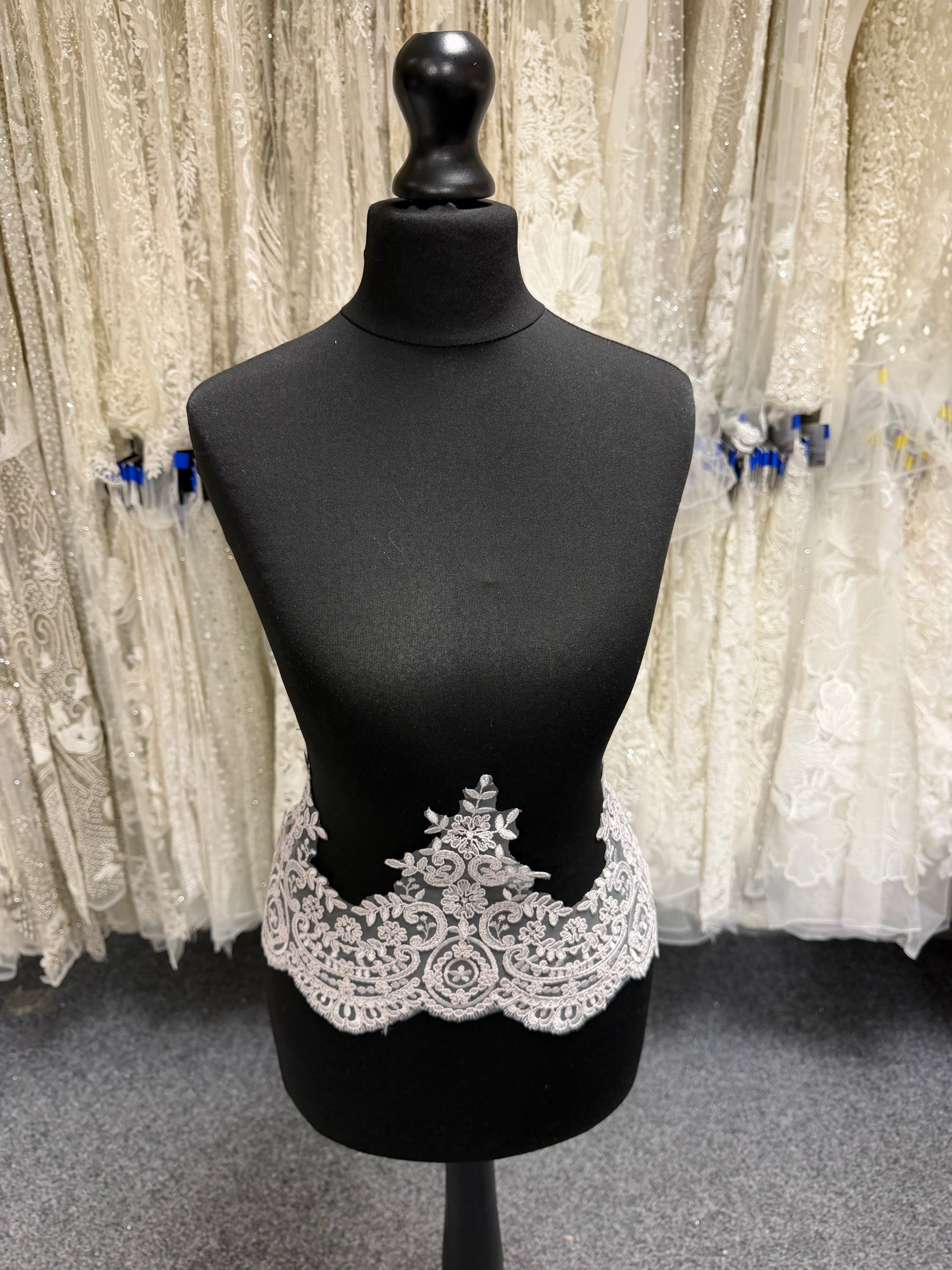 Galon de dentelle cordée grise - T623