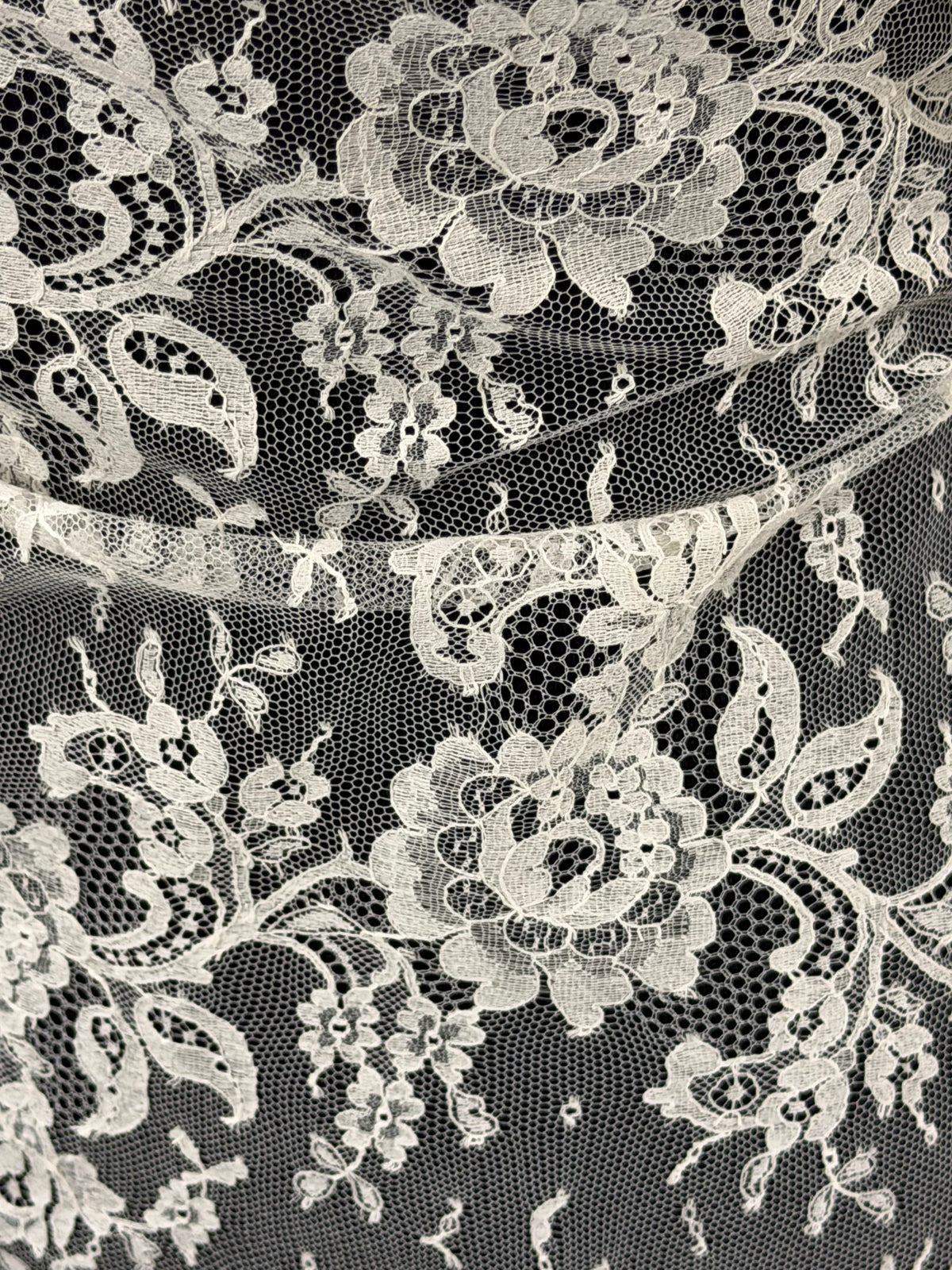Dentelle Chantilly ivoire - P205