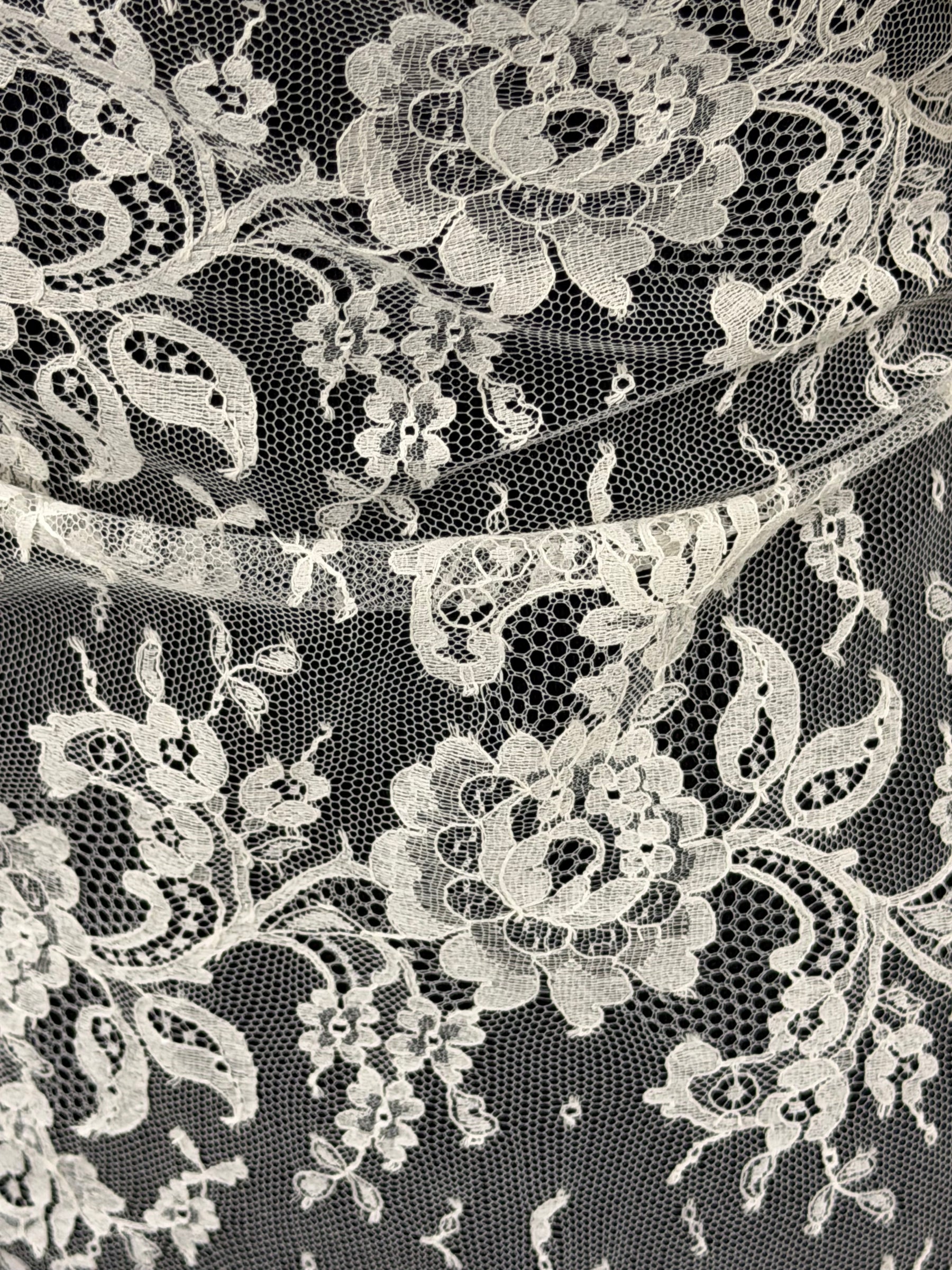 Dentelle Chantilly ivoire - P205