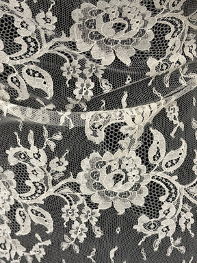 Dentelle Chantilly ivoire - P205