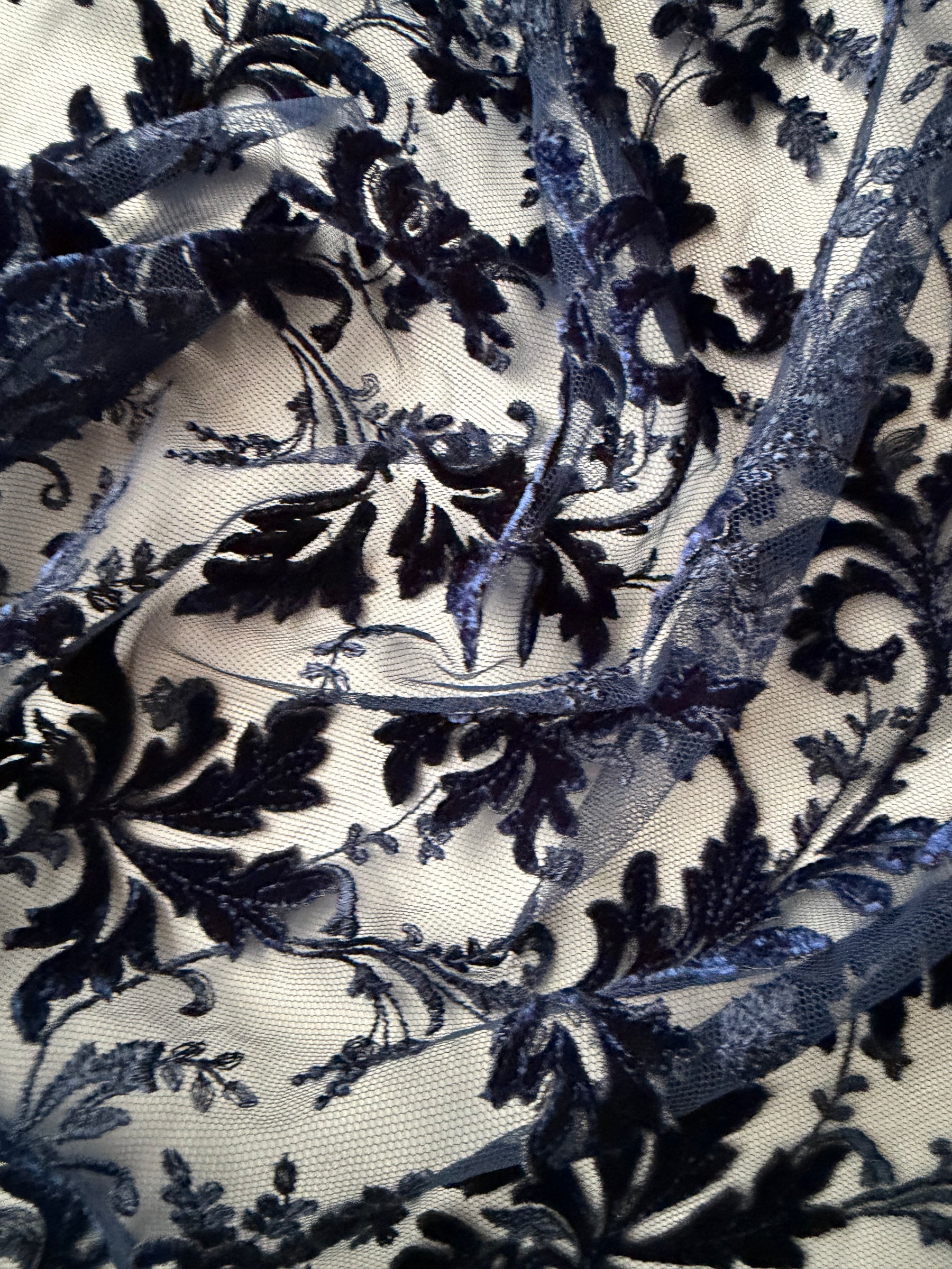 Velours marine brodé de dentelle - Madina