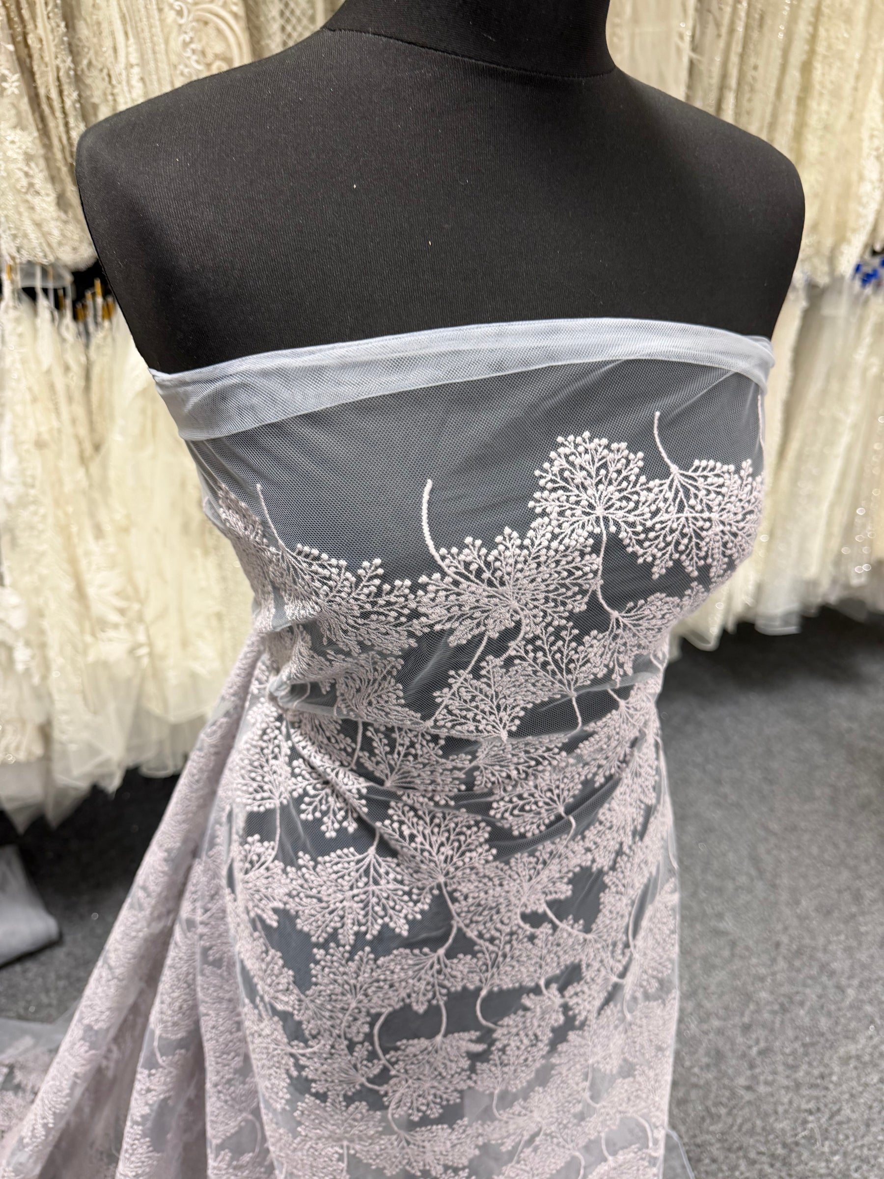 Dentelle brodée à motifs floraux lavande - EB5037