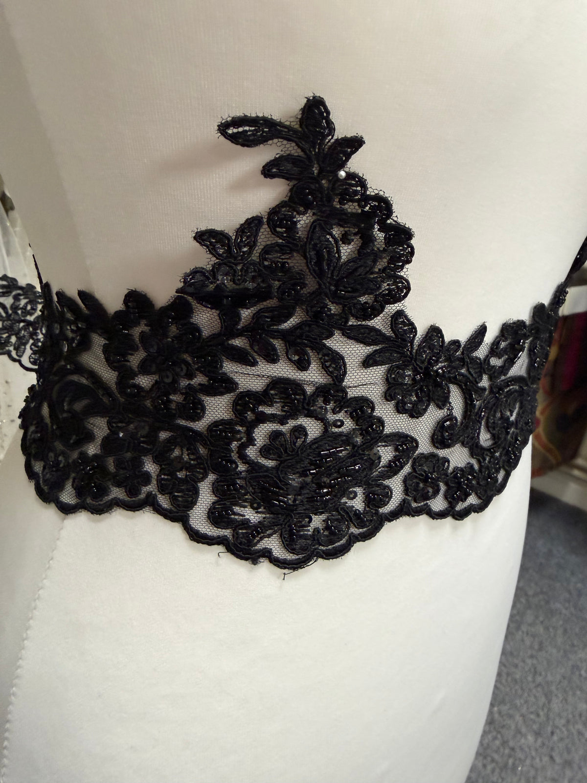 Bordure en dentelle perlée noire - T226