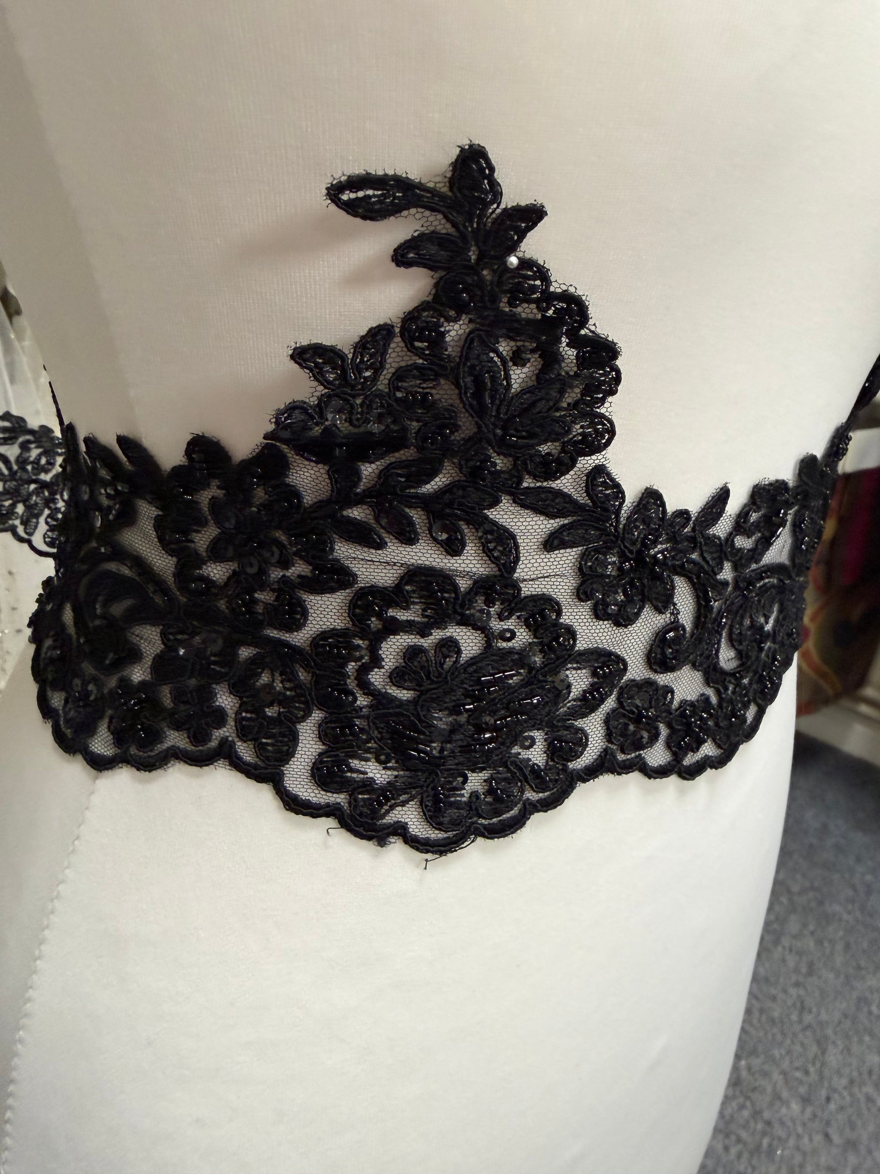 Bordure en dentelle perlée noire - T226