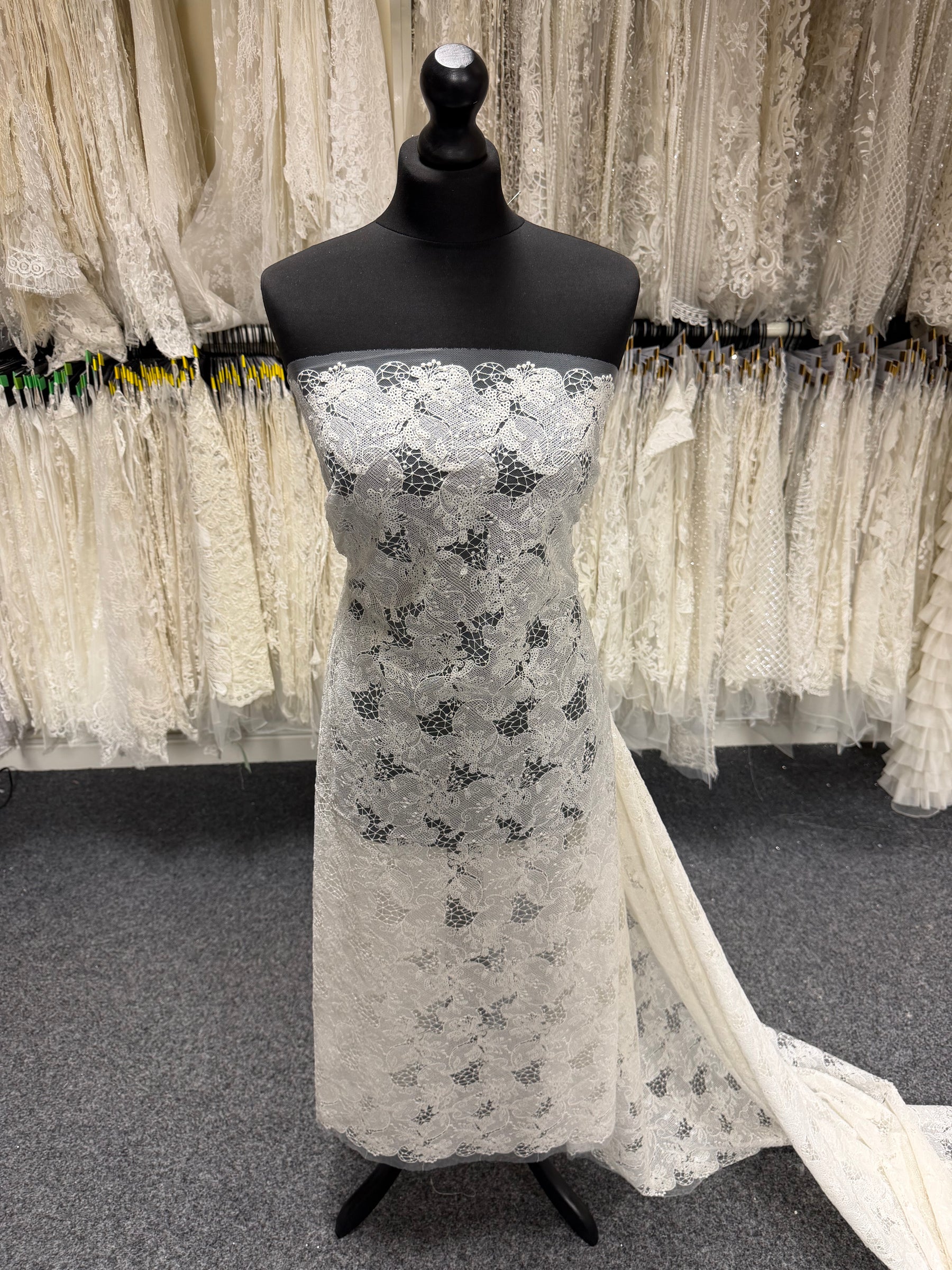 Dentelle brodée de sequins ivoire - EB3038