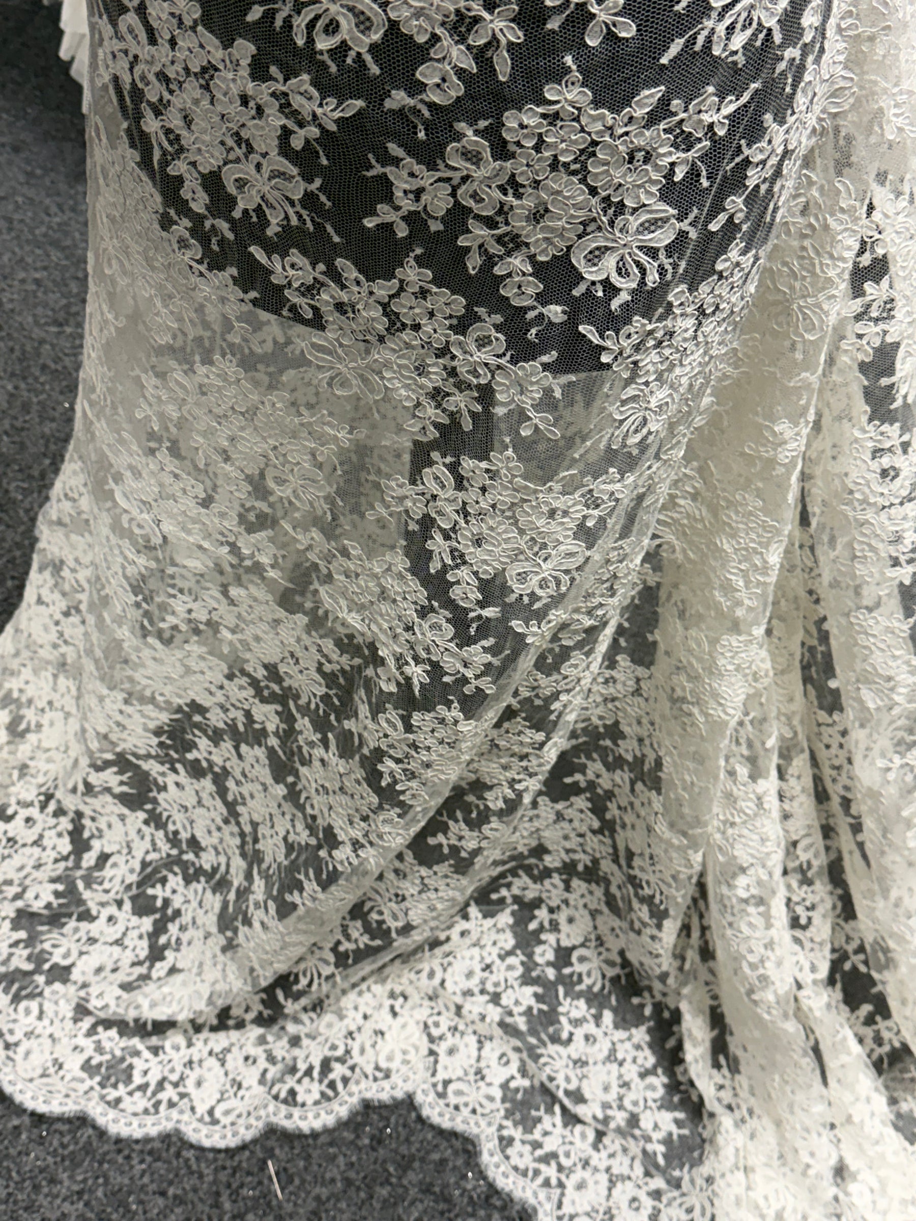 Dentelle Chantilly ivoire à cordon – Zetina