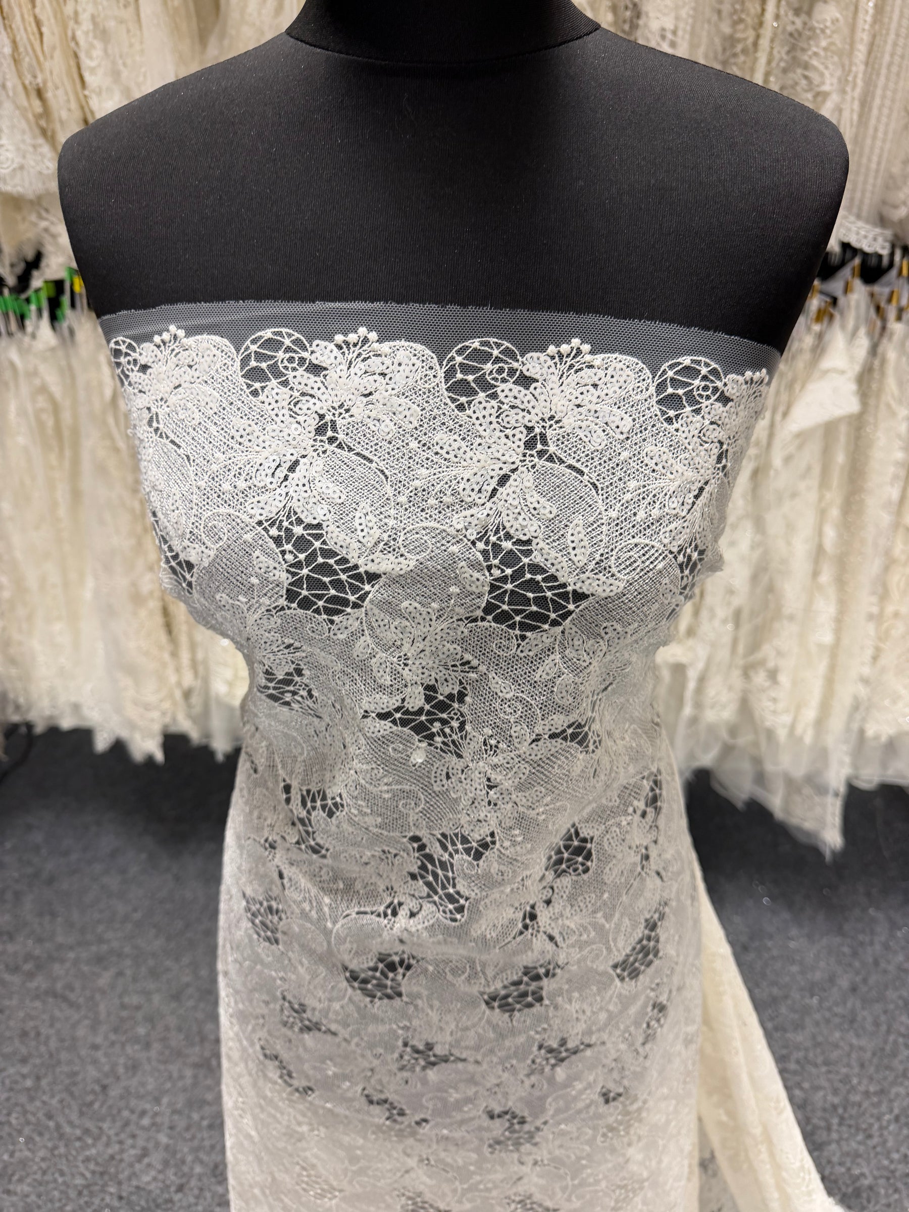 Dentelle brodée de sequins ivoire - EB3038