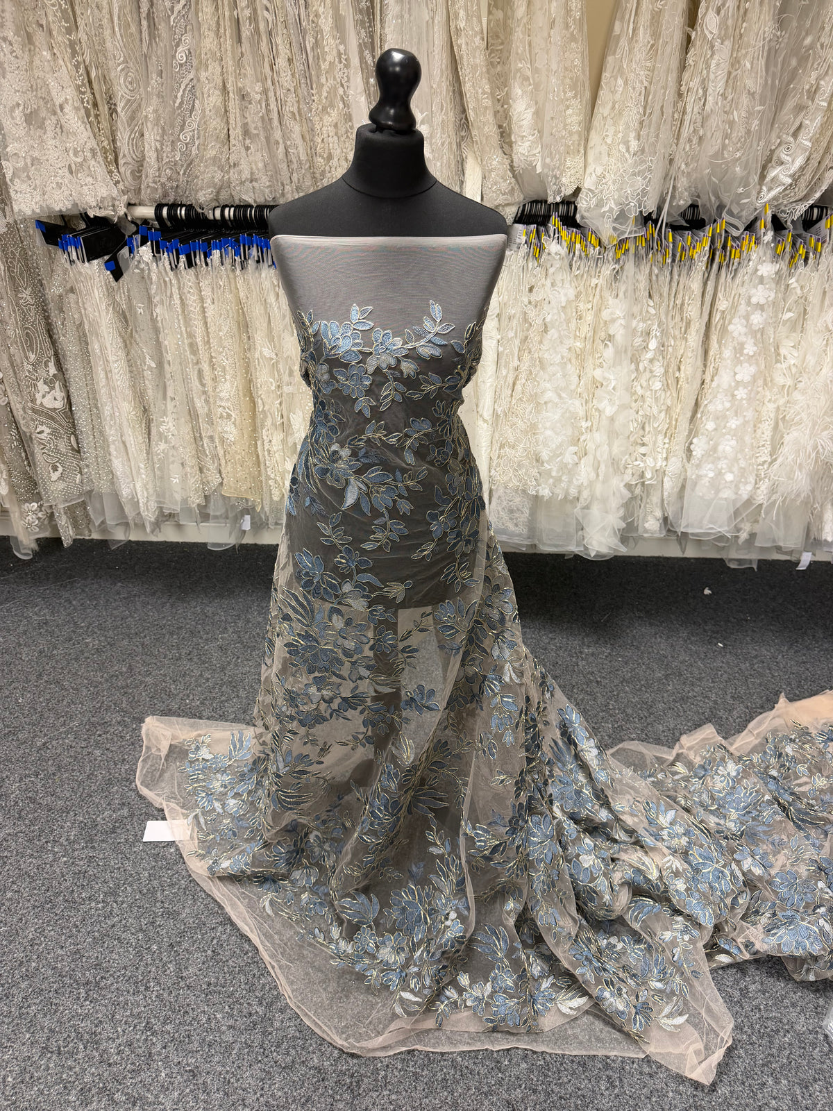 Dentelle bleue avec liseré doré - Kylar
