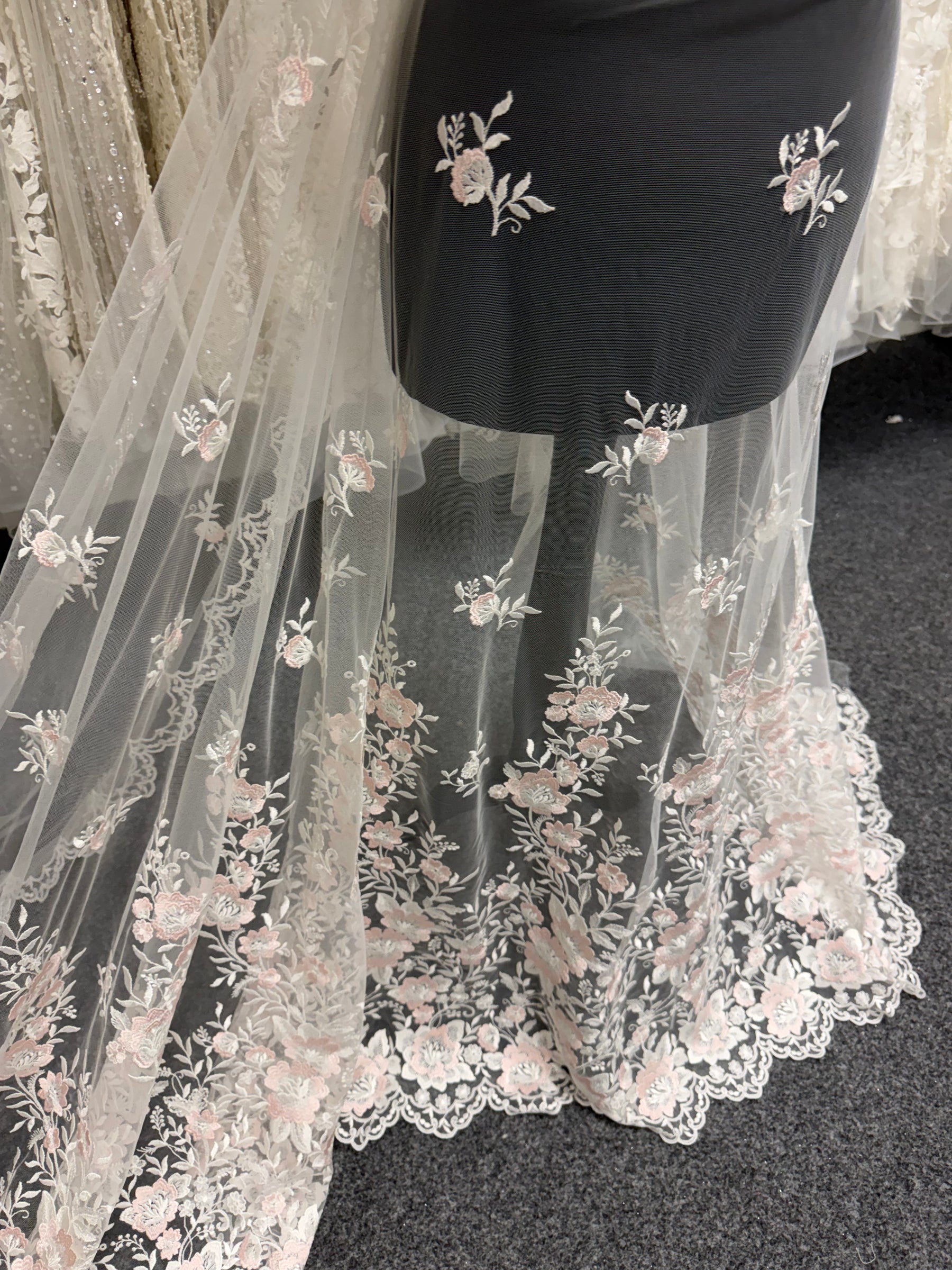 Dentelle brodée ivoire et rose - EB5032
