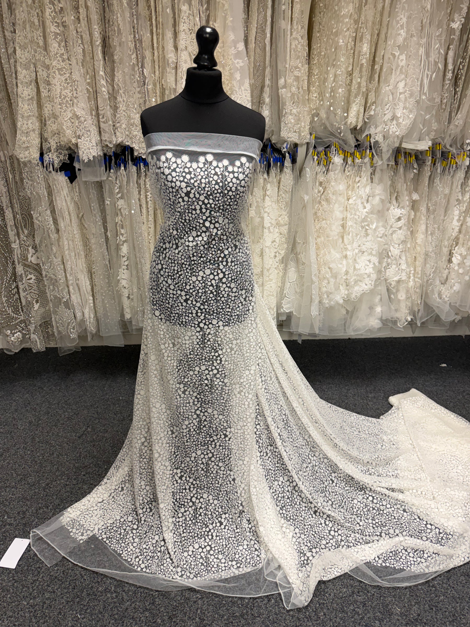 Dentelle brodée contemporaine ivoire - EB5040