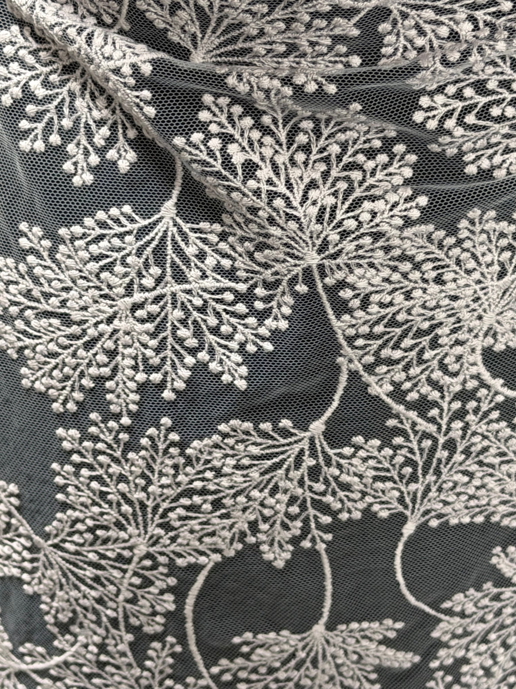 Dentelle brodée à motifs floraux lavande - EB5037