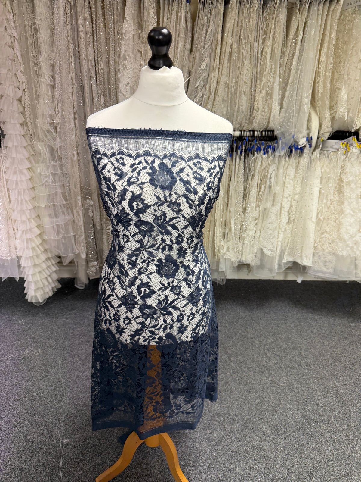 Dentelle italienne en soie et laine bleu marine - P269